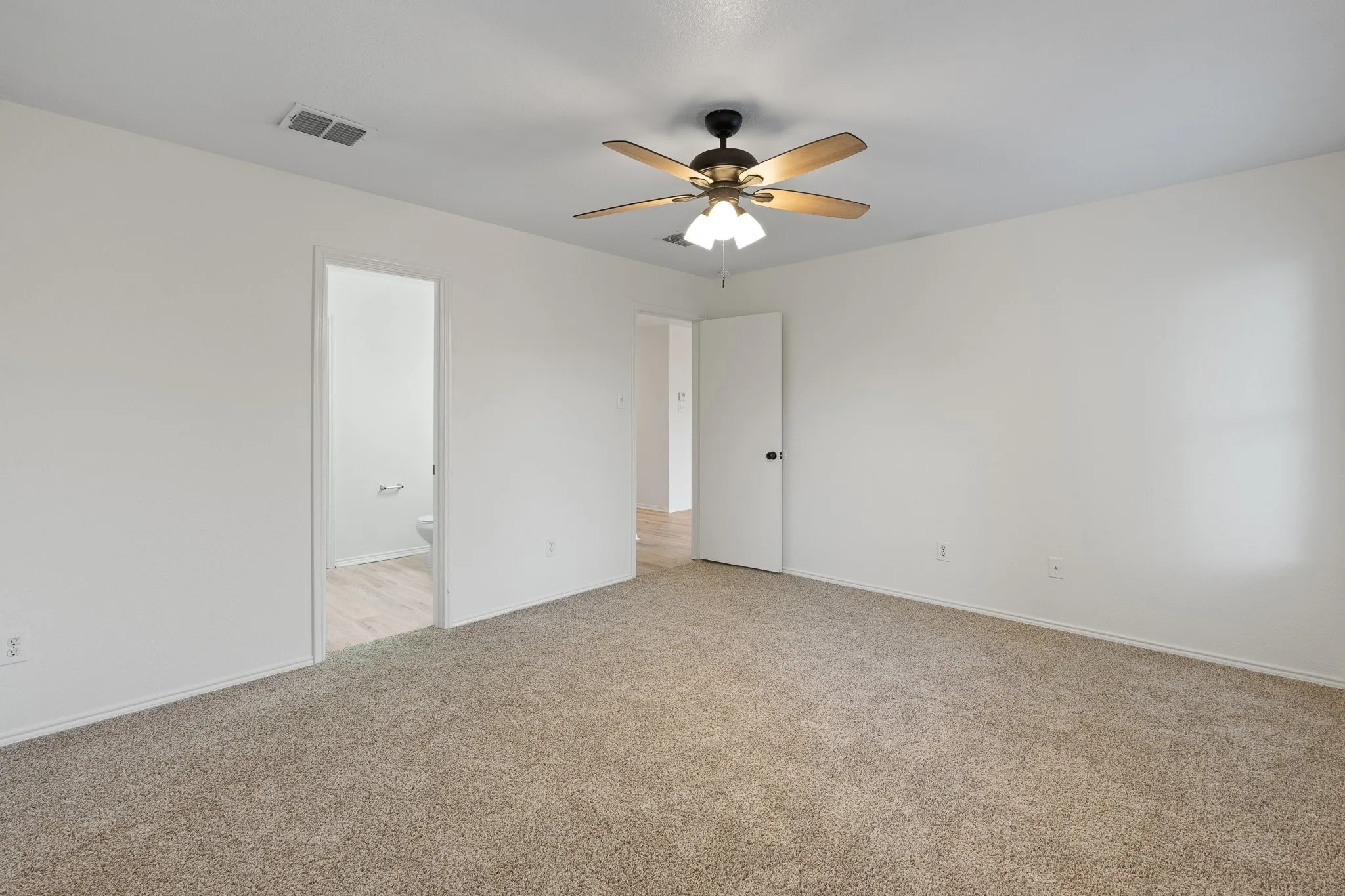 Single Family Residence For Sale in Tarrant County , 1128 Boxwood Drive, Crowley, Texas 76036, 3 Bedroom, 2 Bathroom, 2 Garage spaces, 1,448 Sqft, built in 2005, mls#21405936, Real Estate Agent in Crowley, Homes For Sale in Tarrant county, Homes For Sale in Crowley, Realtor in Crowley Texas, Real Estate Brokerage Independent Realty Texas, Luminita Cordes Realtor