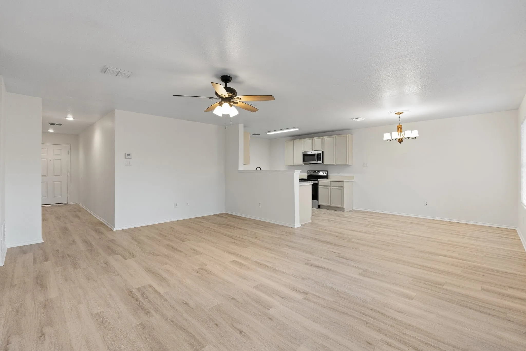 Single Family Residence For Sale in Tarrant County , 1128 Boxwood Drive, Crowley, Texas 76036, 3 Bedroom, 2 Bathroom, 2 Garage spaces, 1,448 Sqft, built in 2005, mls#21405936, Real Estate Agent in Crowley, Homes For Sale in Tarrant county, Homes For Sale in Crowley, Realtor in Crowley Texas, Real Estate Brokerage Independent Realty Texas, Luminita Cordes Realtor