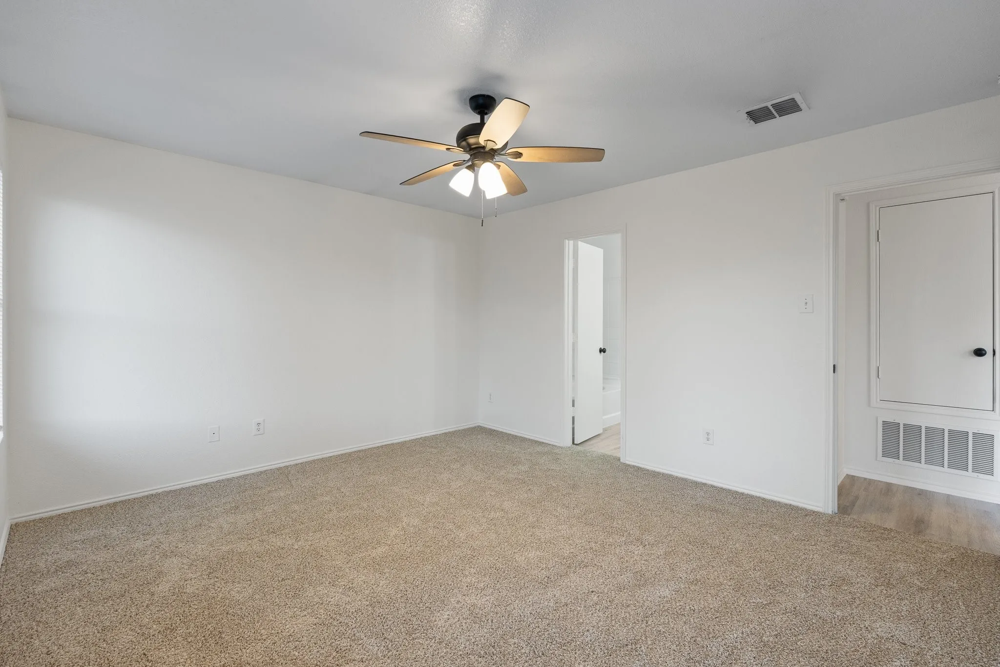 Single Family Residence For Sale in Tarrant County , 1128 Boxwood Drive, Crowley, Texas 76036, 3 Bedroom, 2 Bathroom, 2 Garage spaces, 1,448 Sqft, built in 2005, mls#21405936, Real Estate Agent in Crowley, Homes For Sale in Tarrant county, Homes For Sale in Crowley, Realtor in Crowley Texas, Real Estate Brokerage Independent Realty Texas, Luminita Cordes Realtor