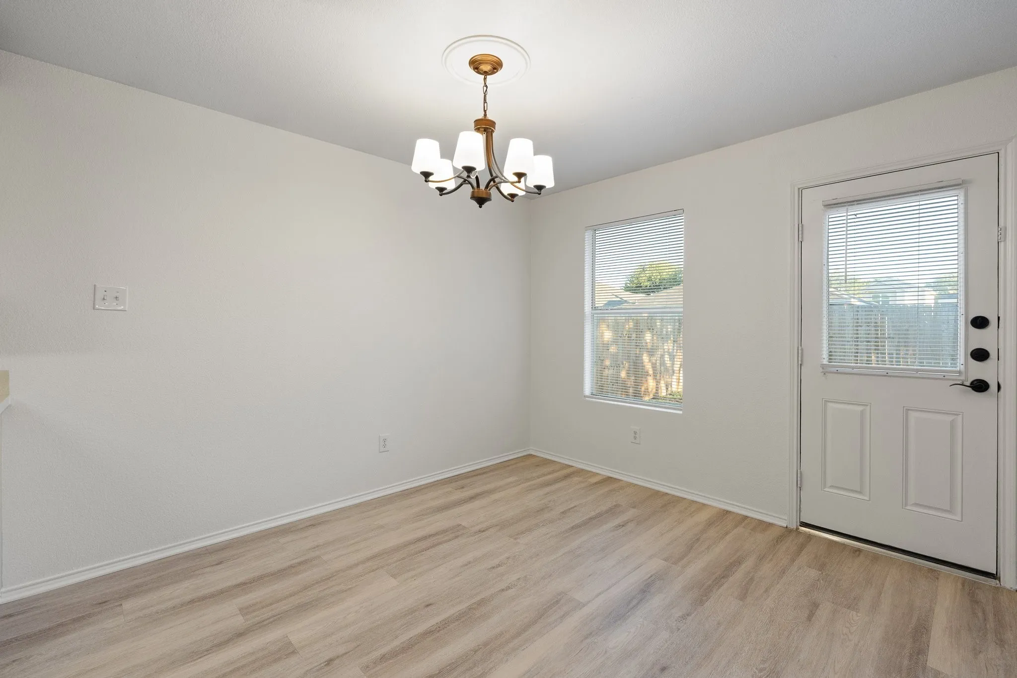 Single Family Residence For Sale in Tarrant County , 1128 Boxwood Drive, Crowley, Texas 76036, 3 Bedroom, 2 Bathroom, 2 Garage spaces, 1,448 Sqft, built in 2005, mls#21405936, Real Estate Agent in Crowley, Homes For Sale in Tarrant county, Homes For Sale in Crowley, Realtor in Crowley Texas, Real Estate Brokerage Independent Realty Texas, Luminita Cordes Realtor
