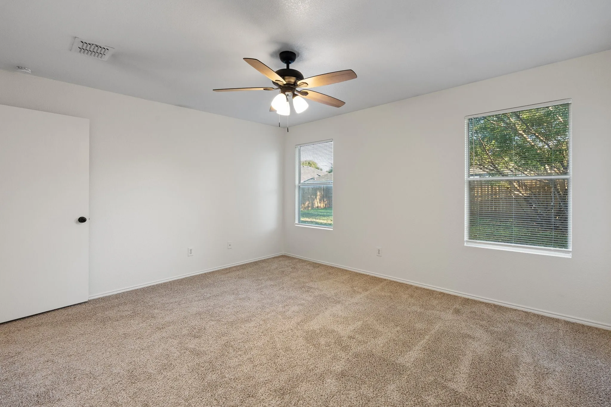 Single Family Residence For Sale in Tarrant County , 1128 Boxwood Drive, Crowley, Texas 76036, 3 Bedroom, 2 Bathroom, 2 Garage spaces, 1,448 Sqft, built in 2005, mls#21405936, Real Estate Agent in Crowley, Homes For Sale in Tarrant county, Homes For Sale in Crowley, Realtor in Crowley Texas, Real Estate Brokerage Independent Realty Texas, Luminita Cordes Realtor