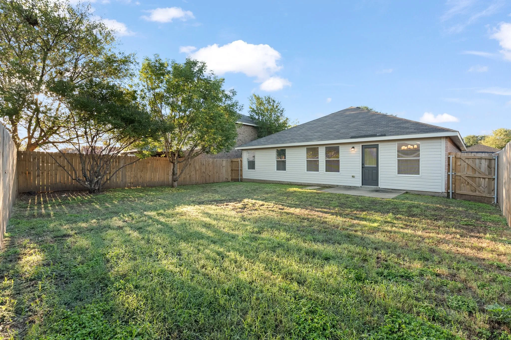 Single Family Residence For Sale in Tarrant County , 1128 Boxwood Drive, Crowley, Texas 76036, 3 Bedroom, 2 Bathroom, 2 Garage spaces, 1,448 Sqft, built in 2005, mls#21405936, Real Estate Agent in Crowley, Homes For Sale in Tarrant county, Homes For Sale in Crowley, Realtor in Crowley Texas, Real Estate Brokerage Independent Realty Texas, Luminita Cordes Realtor