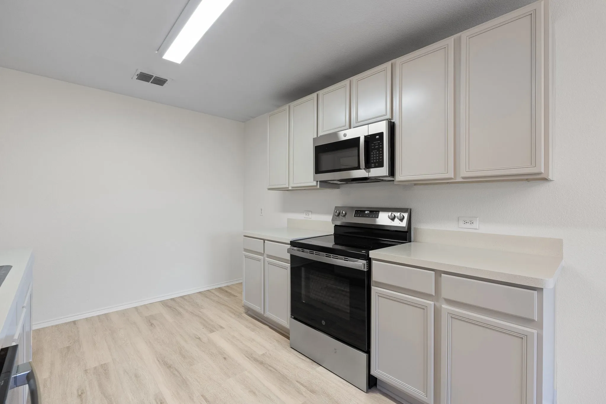 Single Family Residence For Sale in Tarrant County , 1128 Boxwood Drive, Crowley, Texas 76036, 3 Bedroom, 2 Bathroom, 2 Garage spaces, 1,448 Sqft, built in 2005, mls#21405936, Real Estate Agent in Crowley, Homes For Sale in Tarrant county, Homes For Sale in Crowley, Realtor in Crowley Texas, Real Estate Brokerage Independent Realty Texas, Luminita Cordes Realtor