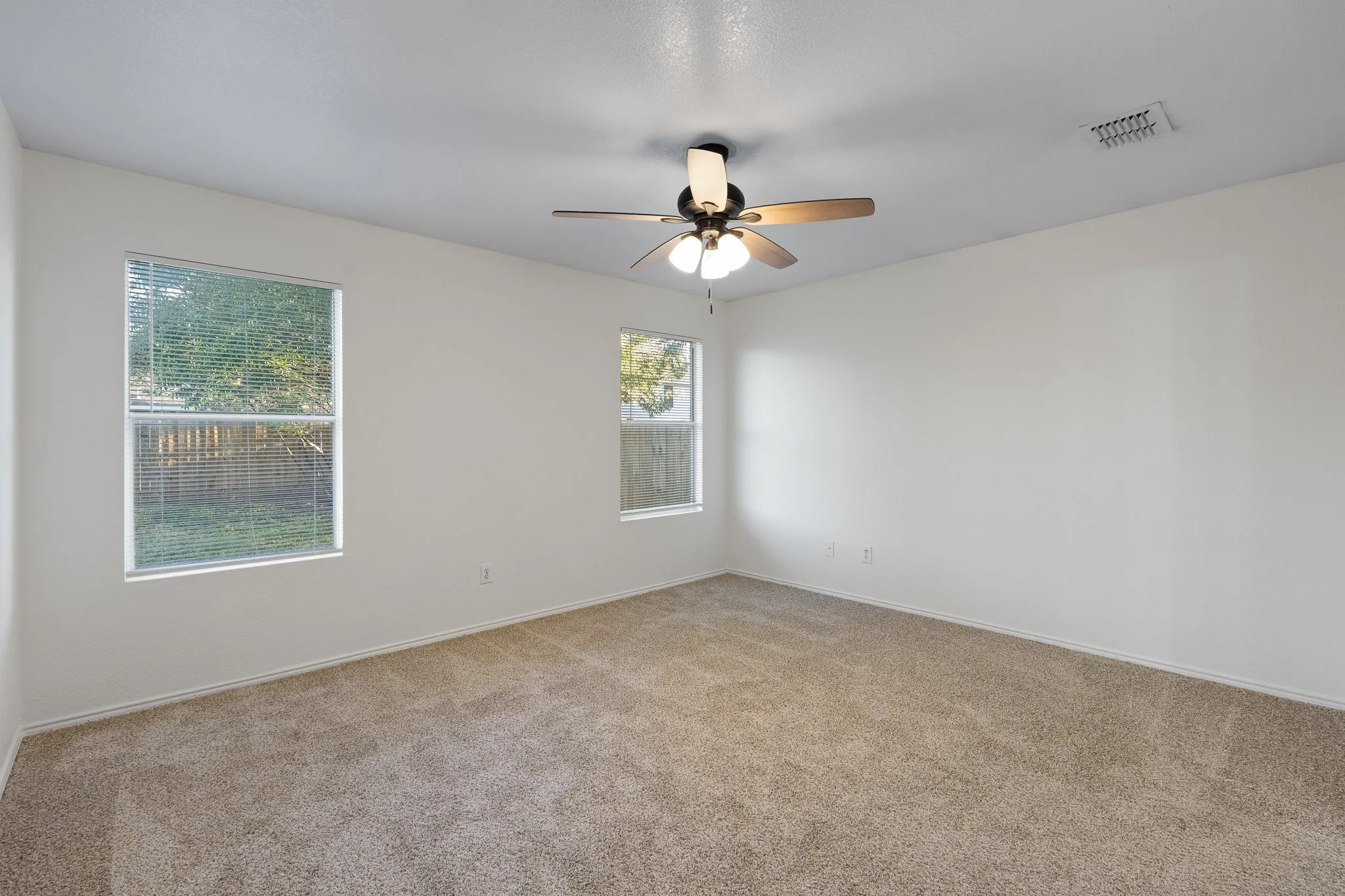 Single Family Residence For Sale in Tarrant County , 1128 Boxwood Drive, Crowley, Texas 76036, 3 Bedroom, 2 Bathroom, 2 Garage spaces, 1,448 Sqft, built in 2005, mls#21405936, Real Estate Agent in Crowley, Homes For Sale in Tarrant county, Homes For Sale in Crowley, Realtor in Crowley Texas, Real Estate Brokerage Independent Realty Texas, Luminita Cordes Realtor