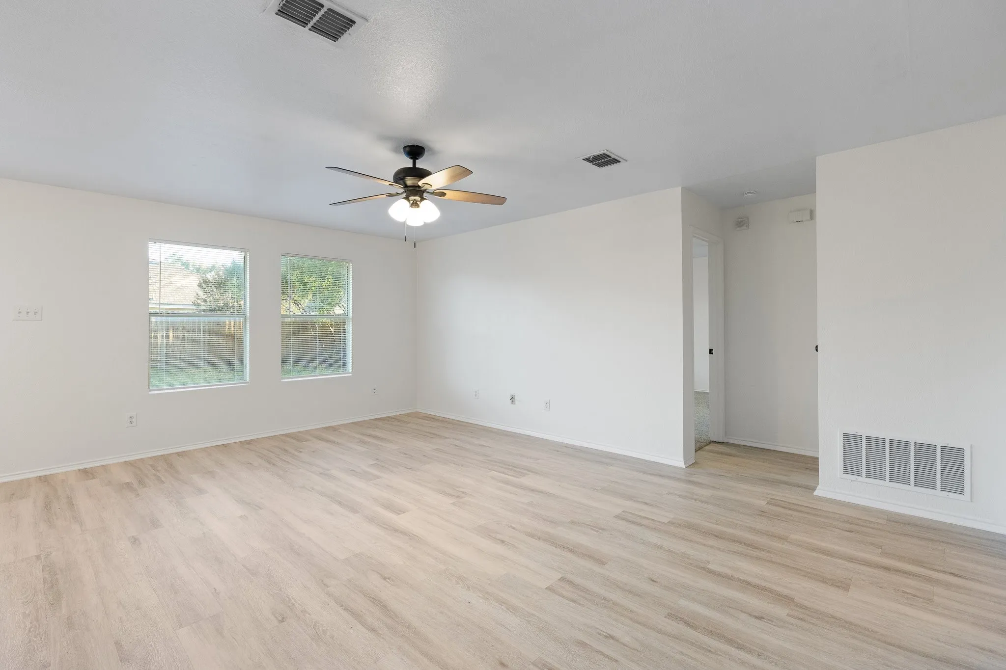 Single Family Residence For Sale in Tarrant County , 1128 Boxwood Drive, Crowley, Texas 76036, 3 Bedroom, 2 Bathroom, 2 Garage spaces, 1,448 Sqft, built in 2005, mls#21405936, Real Estate Agent in Crowley, Homes For Sale in Tarrant county, Homes For Sale in Crowley, Realtor in Crowley Texas, Real Estate Brokerage Independent Realty Texas, Luminita Cordes Realtor