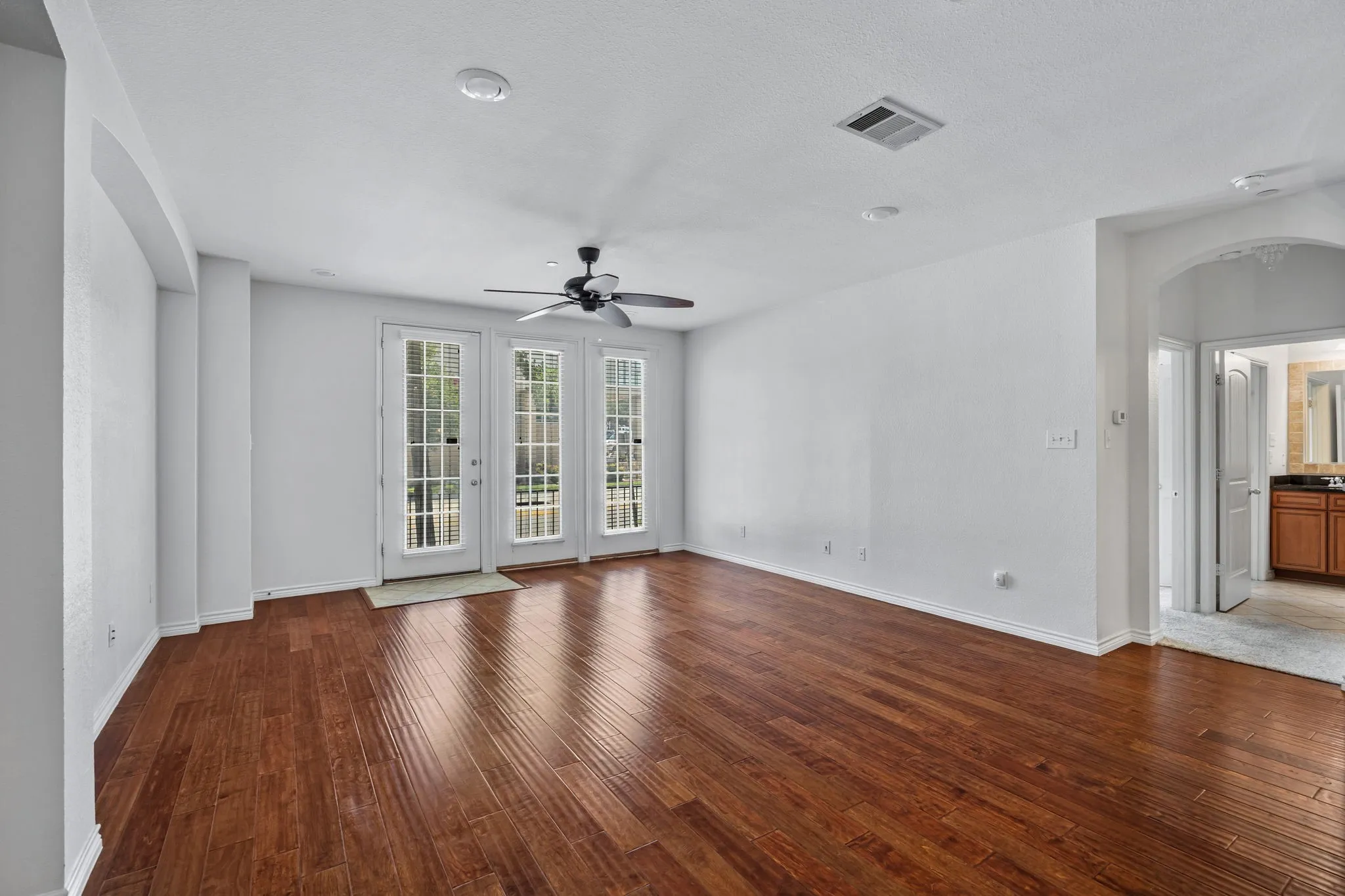 Condominium For Rent in Tarrant County , 950 Henderson Street 1104, Fort Worth, Texas 76102, 1 Bedroom, 1 Bathroom, 1 Garage spaces, 1,030 Sqft, built in 2007, mls#21405546, Real Estate Agent in Fort Worth, Homes For Rent in Tarrant county, Homes For Rent in Fort Worth, Realtor in Fort Worth Texas, Real Estate Brokerage Independent Realty Texas, Luminita Cordes Realtor