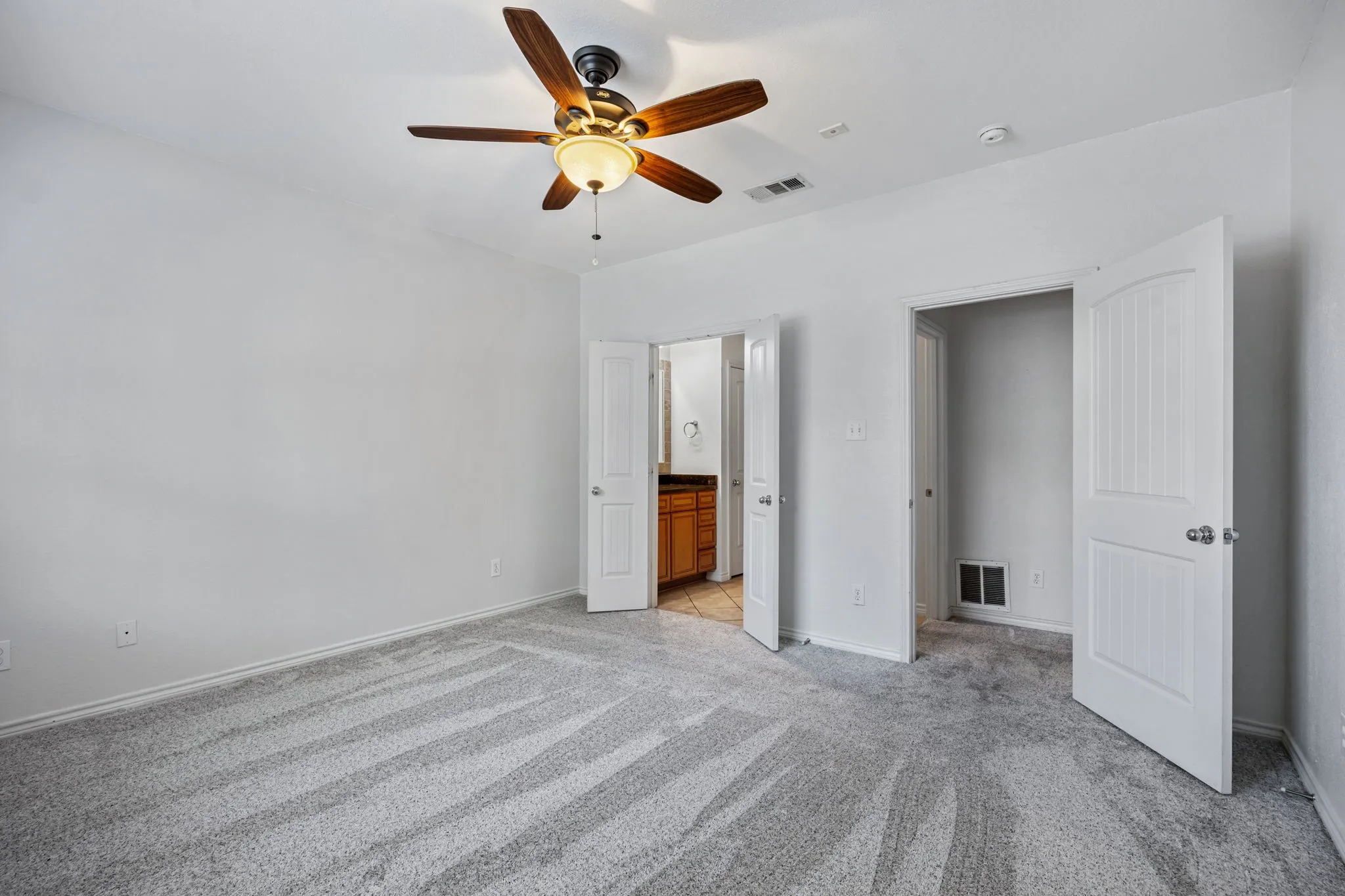 Condominium For Rent in Tarrant County , 950 Henderson Street 1104, Fort Worth, Texas 76102, 1 Bedroom, 1 Bathroom, 1 Garage spaces, 1,030 Sqft, built in 2007, mls#21405546, Real Estate Agent in Fort Worth, Homes For Rent in Tarrant county, Homes For Rent in Fort Worth, Realtor in Fort Worth Texas, Real Estate Brokerage Independent Realty Texas, Luminita Cordes Realtor