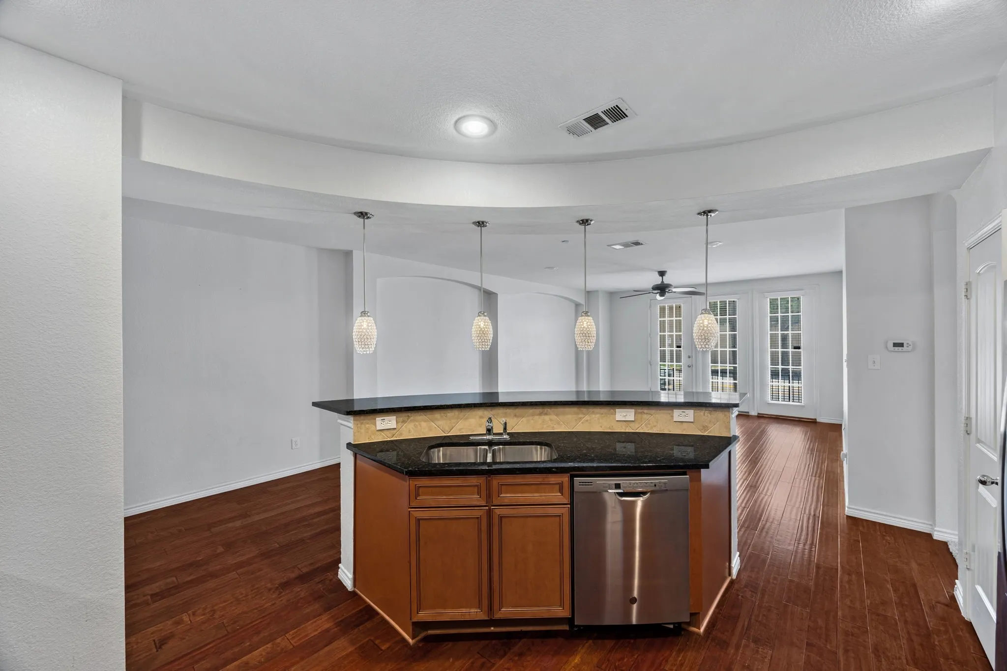 Condominium For Rent in Tarrant County , 950 Henderson Street 1104, Fort Worth, Texas 76102, 1 Bedroom, 1 Bathroom, 1 Garage spaces, 1,030 Sqft, built in 2007, mls#21405546, Real Estate Agent in Fort Worth, Homes For Rent in Tarrant county, Homes For Rent in Fort Worth, Realtor in Fort Worth Texas, Real Estate Brokerage Independent Realty Texas, Luminita Cordes Realtor