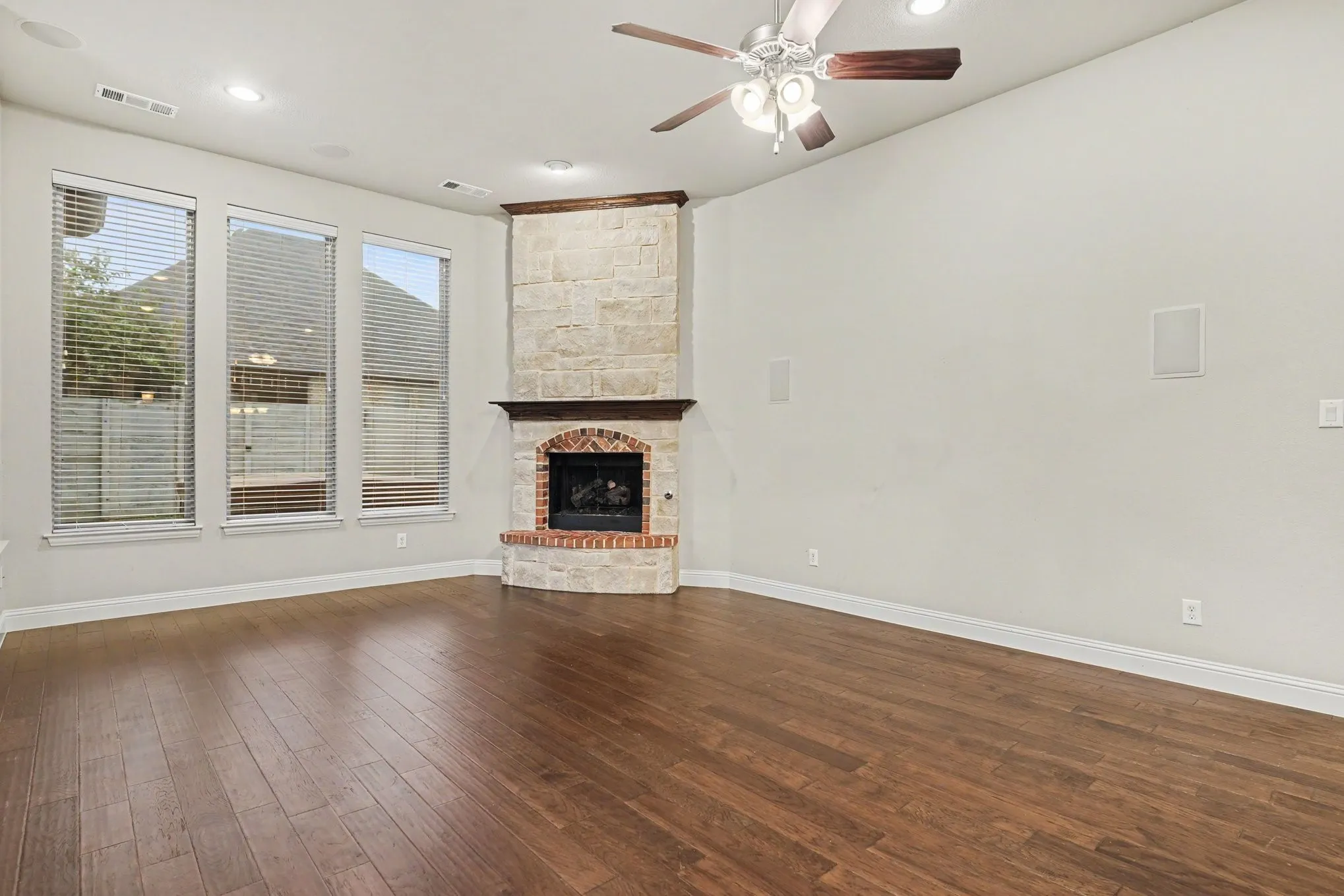 Single Family Residence For Sale in Denton County , 1512 8th Street, Argyle, Texas 76226, 3 Bedroom, 3 Bathroom, 3 Garage spaces, 2,245 Sqft, built in 2015, mls#21404669, Real Estate Agent in Argyle, Homes For Sale in Denton county, Homes For Sale in Argyle, Realtor in Argyle Texas, Real Estate Brokerage Independent Realty Texas, Luminita Cordes Realtor