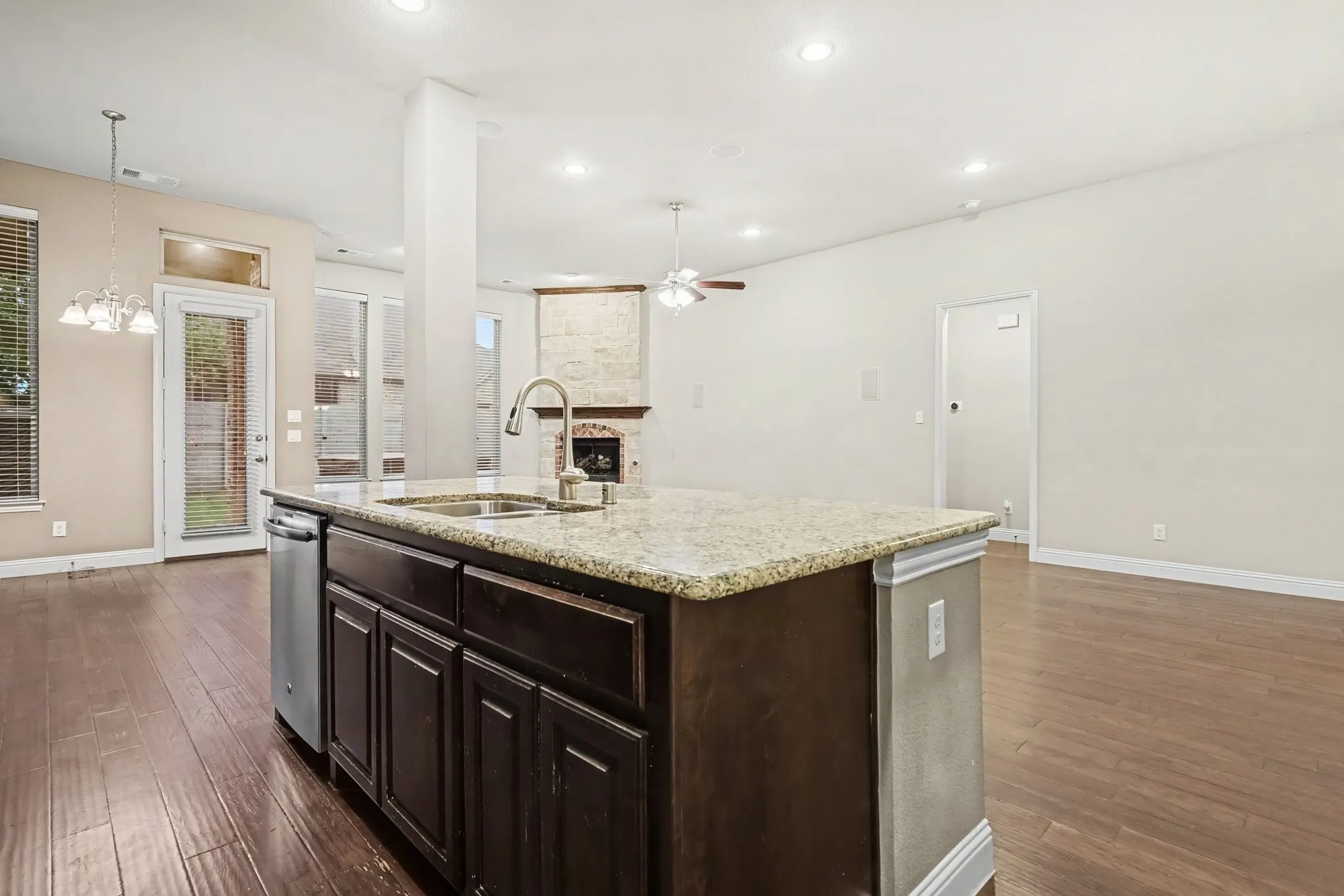 Single Family Residence For Sale in Denton County , 1512 8th Street, Argyle, Texas 76226, 3 Bedroom, 3 Bathroom, 3 Garage spaces, 2,245 Sqft, built in 2015, mls#21404669, Real Estate Agent in Argyle, Homes For Sale in Denton county, Homes For Sale in Argyle, Realtor in Argyle Texas, Real Estate Brokerage Independent Realty Texas, Luminita Cordes Realtor