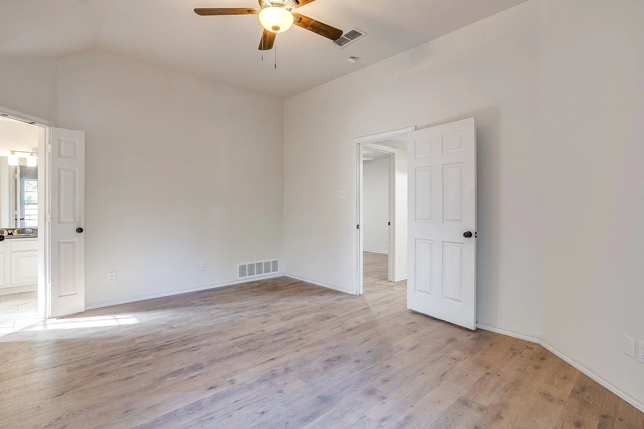 Single Family Residence For Sale in Parker County , 1502 Shadow Run, Weatherford, Texas 76086, 3 Bedroom, 2 Bathroom, 2 Garage spaces, 2,091 Sqft, built in 1996, mls#21405850, Real Estate Agent in Weatherford, Homes For Sale in Parker county, Homes For Sale in Weatherford, Realtor in Weatherford Texas, Real Estate Brokerage Independent Realty Texas, Luminita Cordes Realtor