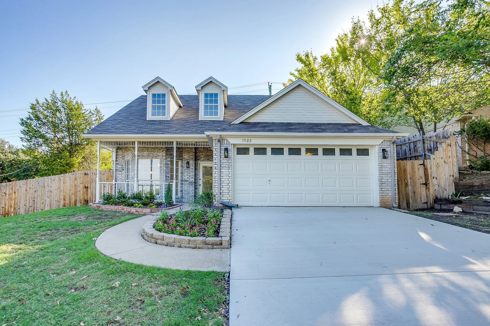 Single Family Residence For Sale in Parker County , 1502 Shadow Run, Weatherford, Texas 76086, 3 Bedroom, 2 Bathroom, 2 Garage spaces, 2,091 Sqft, built in 1996, mls#21405850, Real Estate Agent in Weatherford, Homes For Sale in Parker county, Homes For Sale in Weatherford, Realtor in Weatherford Texas, Real Estate Brokerage Independent Realty Texas, Luminita Cordes Realtor