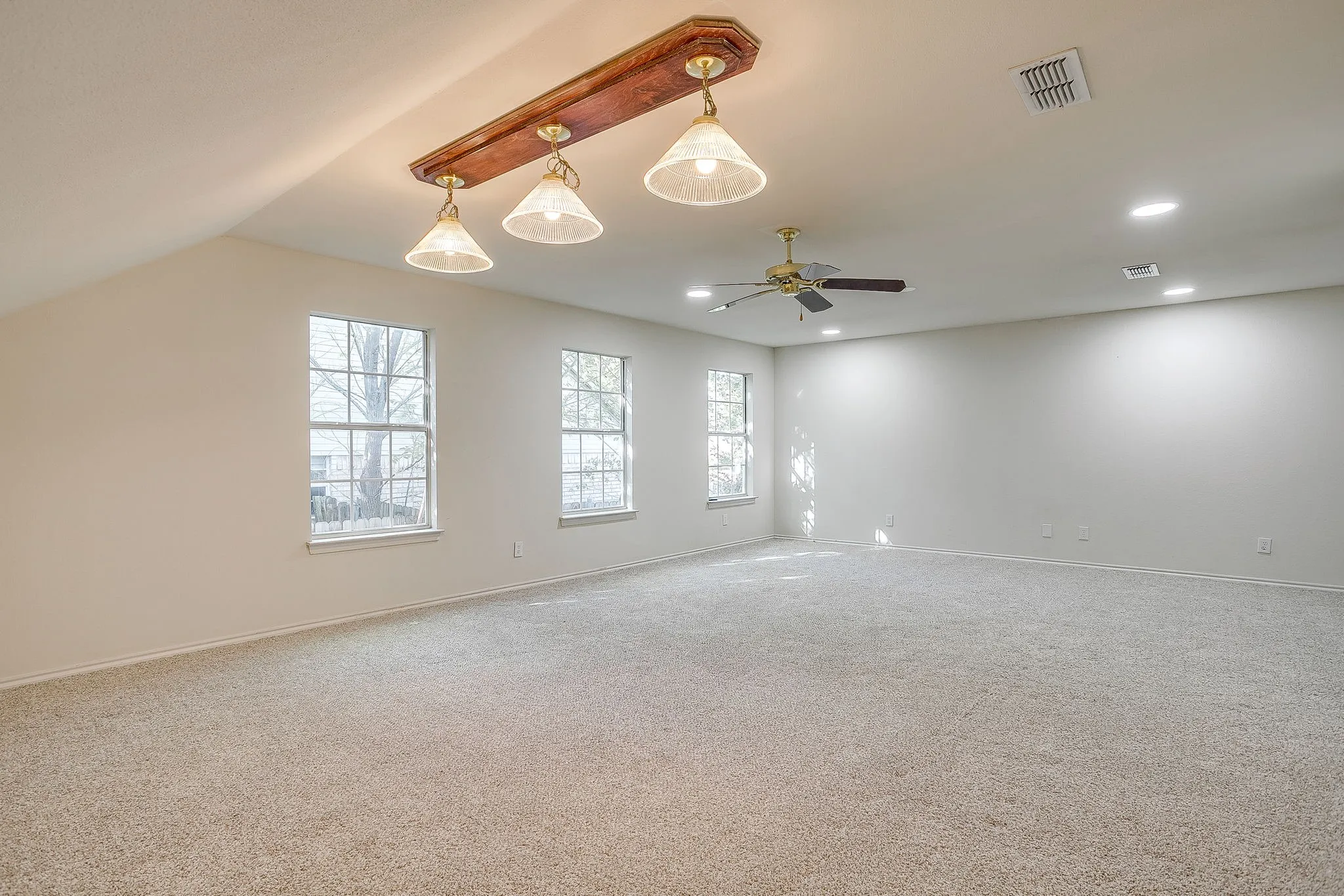 Single Family Residence For Sale in Parker County , 1502 Shadow Run, Weatherford, Texas 76086, 3 Bedroom, 2 Bathroom, 2 Garage spaces, 2,091 Sqft, built in 1996, mls#21405850, Real Estate Agent in Weatherford, Homes For Sale in Parker county, Homes For Sale in Weatherford, Realtor in Weatherford Texas, Real Estate Brokerage Independent Realty Texas, Luminita Cordes Realtor