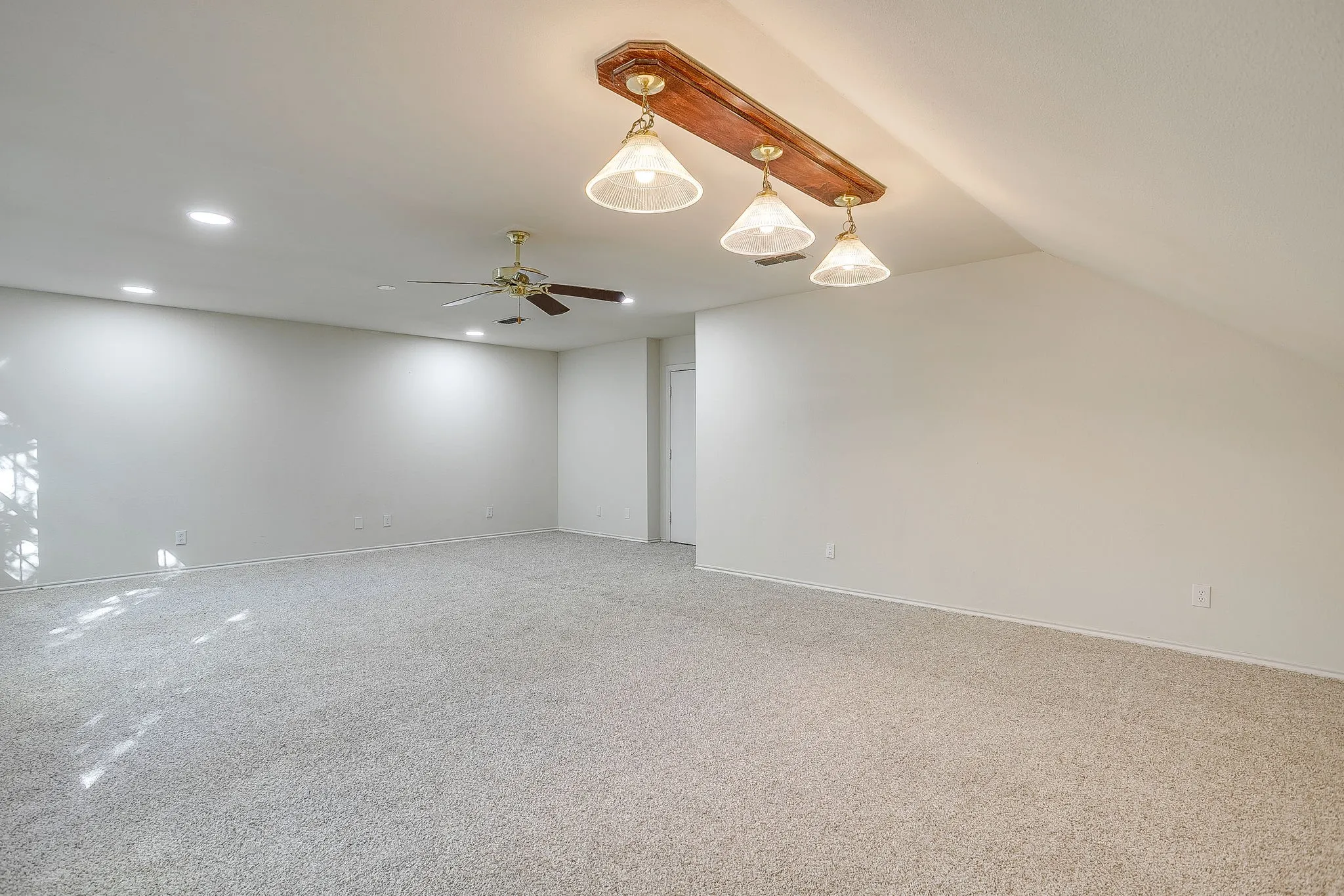 Single Family Residence For Sale in Parker County , 1502 Shadow Run, Weatherford, Texas 76086, 3 Bedroom, 2 Bathroom, 2 Garage spaces, 2,091 Sqft, built in 1996, mls#21405850, Real Estate Agent in Weatherford, Homes For Sale in Parker county, Homes For Sale in Weatherford, Realtor in Weatherford Texas, Real Estate Brokerage Independent Realty Texas, Luminita Cordes Realtor