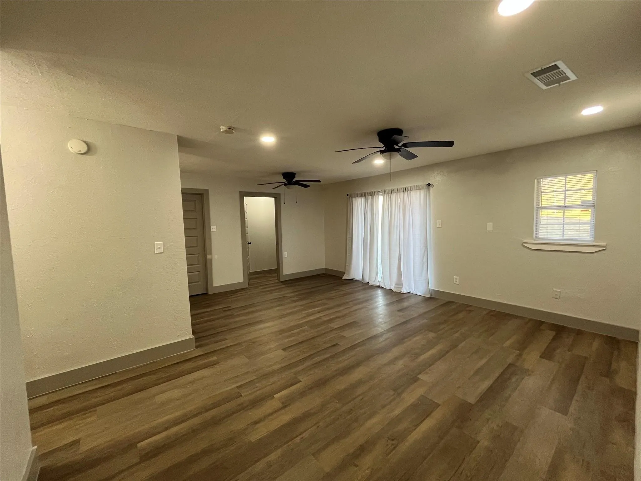 Single Family Residence For Rent in Dallas County , 3982 Granite Hill Drive, Dallas, Texas 75241, 3 Bedroom, 1 Bathroom, 1 Garage spaces, 1,011 Sqft, built in 1970, mls#21405933, Real Estate Agent in Dallas, Homes For Rent in Dallas county, Homes For Rent in Dallas, Realtor in Dallas Texas, Real Estate Brokerage Independent Realty Texas, Luminita Cordes Realtor