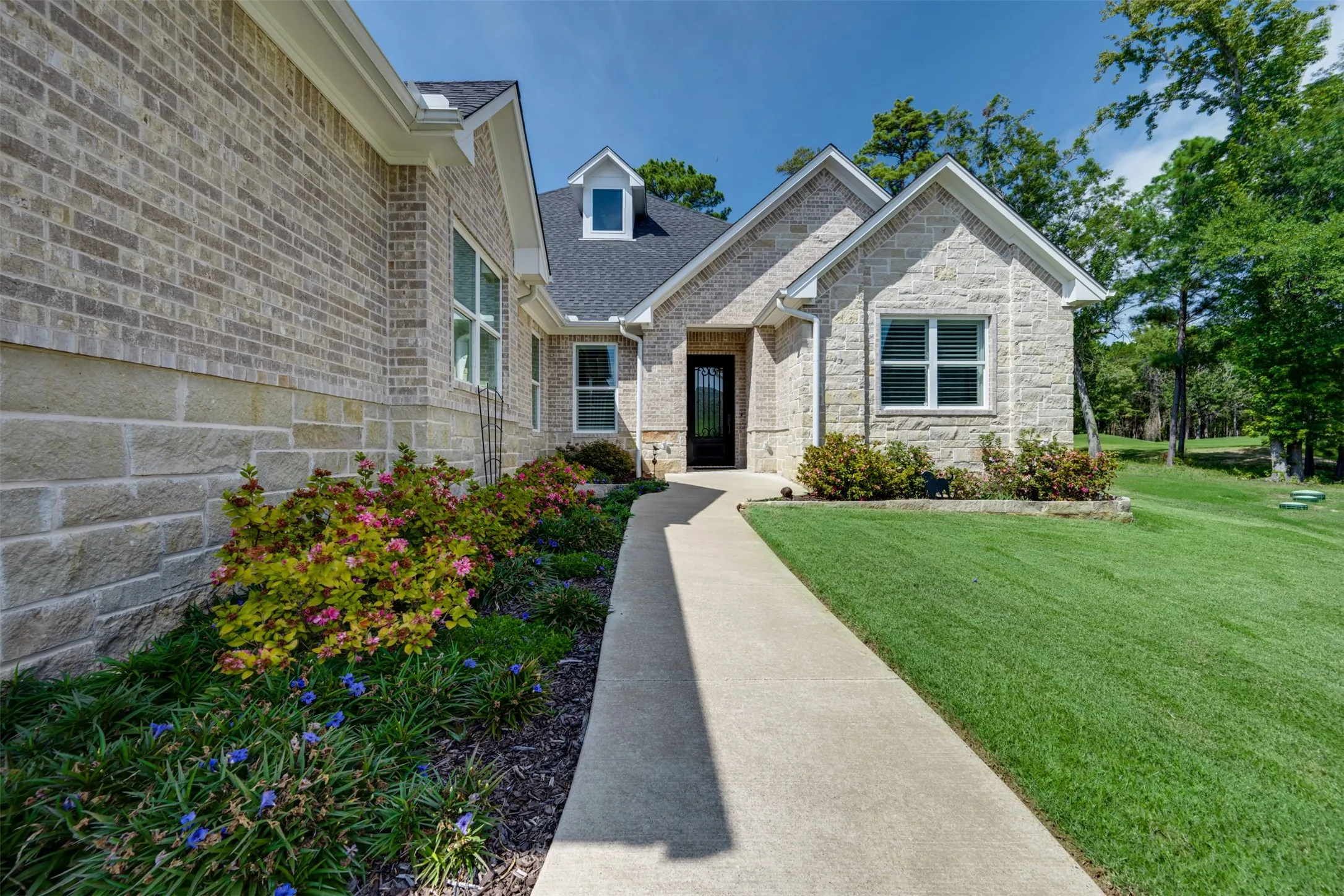 Single Family Residence For Sale in Cherokee County , 549 Eagles Nest Trail, Bullard, Texas 75757, 3 Bedroom, 3 Bathroom, 3 Garage spaces, 2,847 Sqft, built in 2022, mls#21405856, Real Estate Agent in Bullard, Homes For Sale in Cherokee county, Homes For Sale in Bullard, Realtor in Bullard Texas, Real Estate Brokerage Independent Realty Texas, Luminita Cordes Realtor