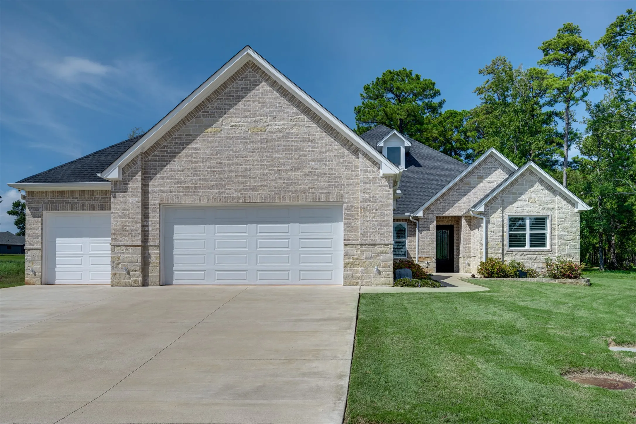 Single Family Residence For Sale in Cherokee County , 549 Eagles Nest Trail, Bullard, Texas 75757, 3 Bedroom, 3 Bathroom, 3 Garage spaces, 2,847 Sqft, built in 2022, mls#21405856, Real Estate Agent in Bullard, Homes For Sale in Cherokee county, Homes For Sale in Bullard, Realtor in Bullard Texas, Real Estate Brokerage Independent Realty Texas, Luminita Cordes Realtor