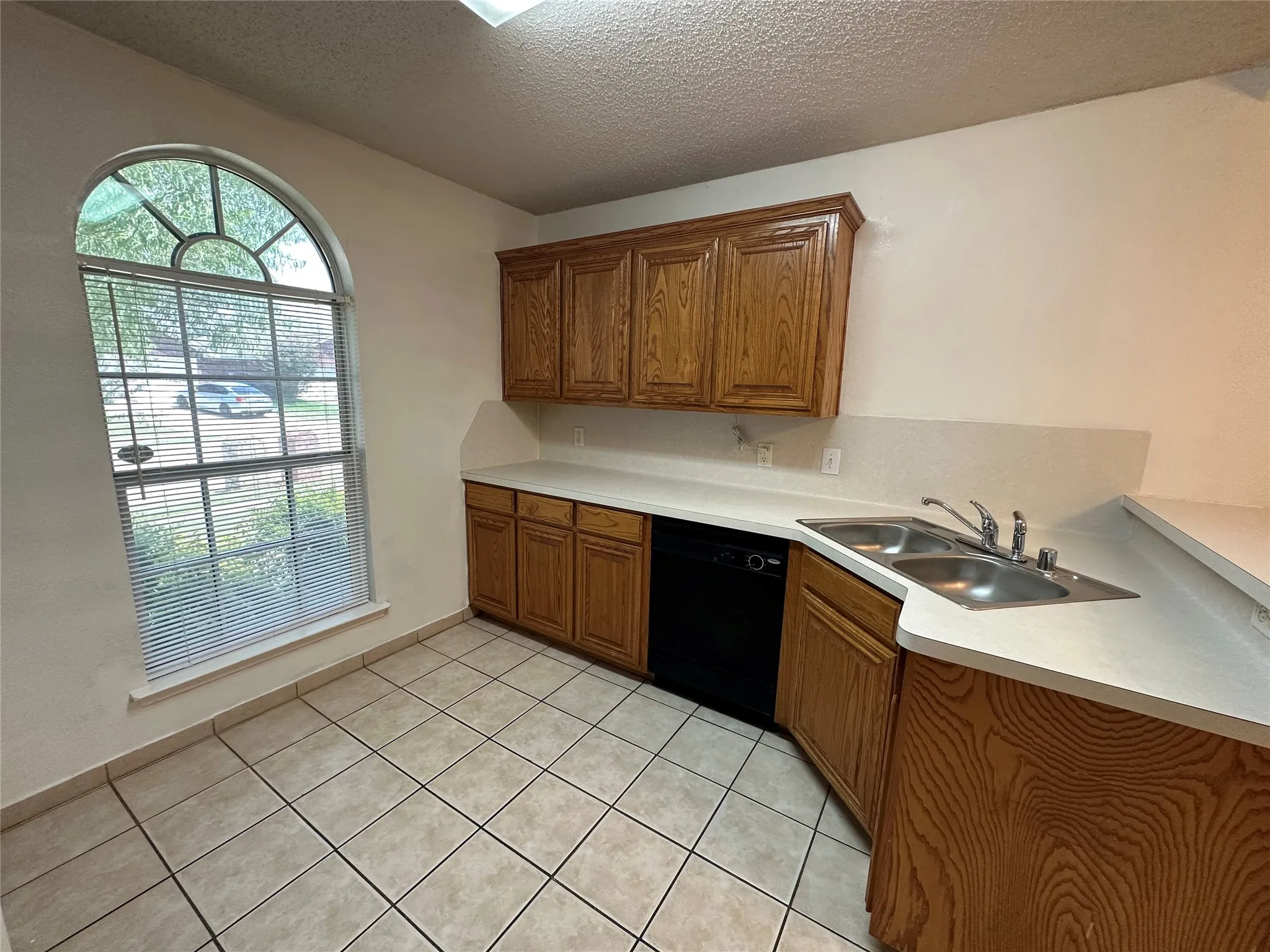 Single Family Residence For Rent in Tarrant County , 12216 Rolling Ridge Drive, Fort Worth, Texas 76028, 3 Bedroom, 2 Bathroom, 2 Garage spaces, 1,405 Sqft, built in 2002, mls#21403786, Real Estate Agent in Fort Worth, Homes For Rent in Tarrant county, Homes For Rent in Fort Worth, Realtor in Fort Worth Texas, Real Estate Brokerage Independent Realty Texas, Luminita Cordes Realtor