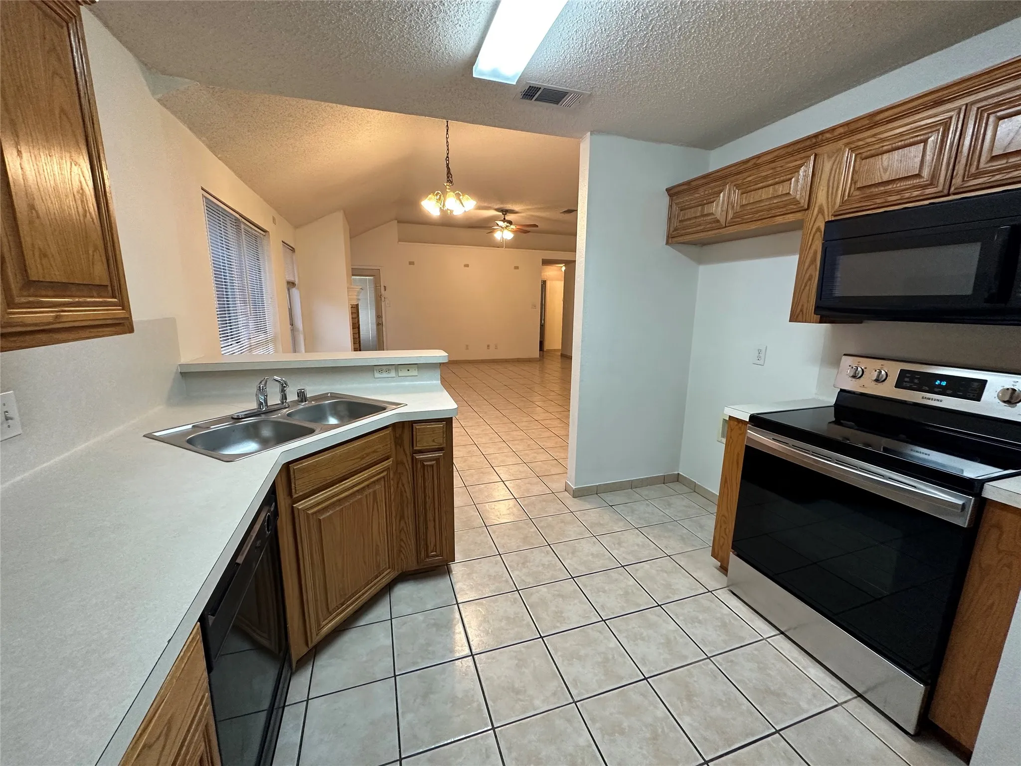 Single Family Residence For Rent in Tarrant County , 12216 Rolling Ridge Drive, Fort Worth, Texas 76028, 3 Bedroom, 2 Bathroom, 2 Garage spaces, 1,405 Sqft, built in 2002, mls#21403786, Real Estate Agent in Fort Worth, Homes For Rent in Tarrant county, Homes For Rent in Fort Worth, Realtor in Fort Worth Texas, Real Estate Brokerage Independent Realty Texas, Luminita Cordes Realtor