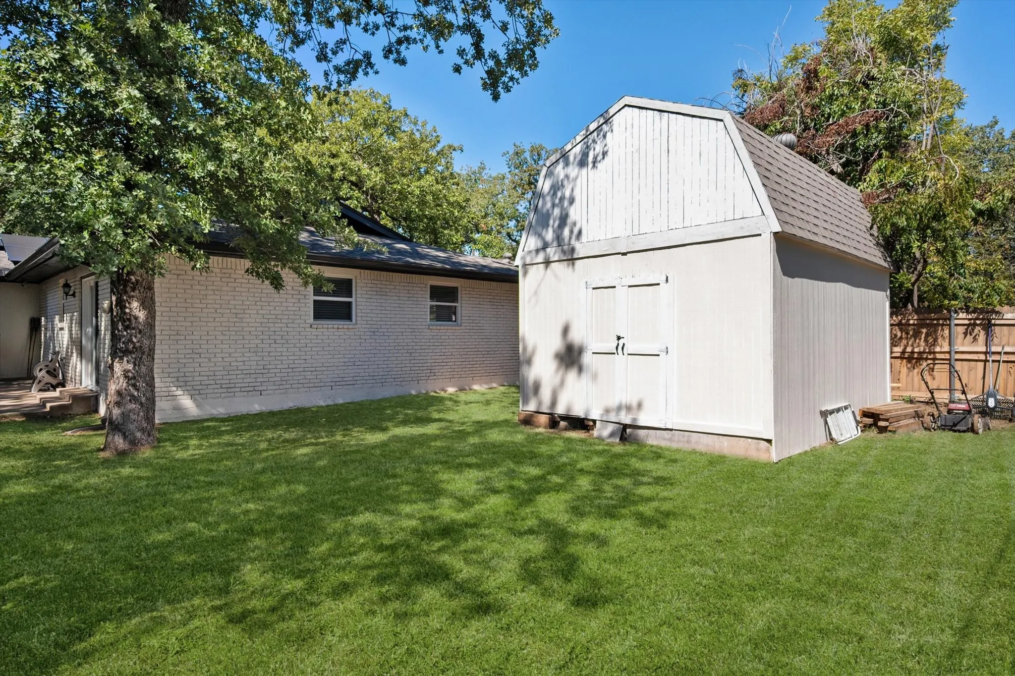 Single Family Residence For Sale in Tarrant County , 1012 Keith Drive, Hurst, Texas 76053, 4 Bedroom, 2 Bathroom, 2 Garage spaces, 1,998 Sqft, built in 1965, mls#21405688, Real Estate Agent in Hurst, Homes For Sale in Tarrant county, Homes For Sale in Hurst, Realtor in Hurst Texas, Real Estate Brokerage Independent Realty Texas, Luminita Cordes Realtor