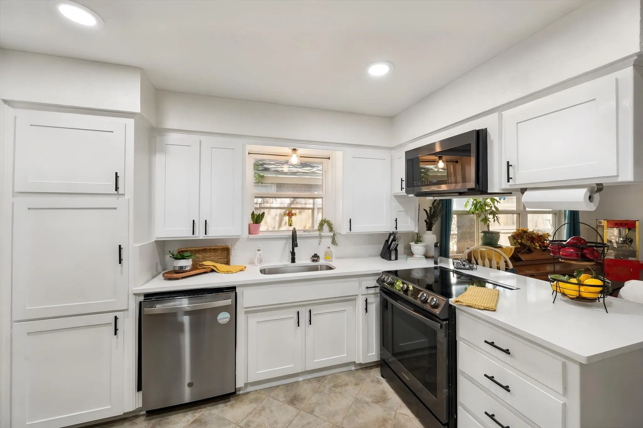 Single Family Residence For Sale in Tarrant County , 1012 Keith Drive, Hurst, Texas 76053, 4 Bedroom, 2 Bathroom, 2 Garage spaces, 1,998 Sqft, built in 1965, mls#21405688, Real Estate Agent in Hurst, Homes For Sale in Tarrant county, Homes For Sale in Hurst, Realtor in Hurst Texas, Real Estate Brokerage Independent Realty Texas, Luminita Cordes Realtor