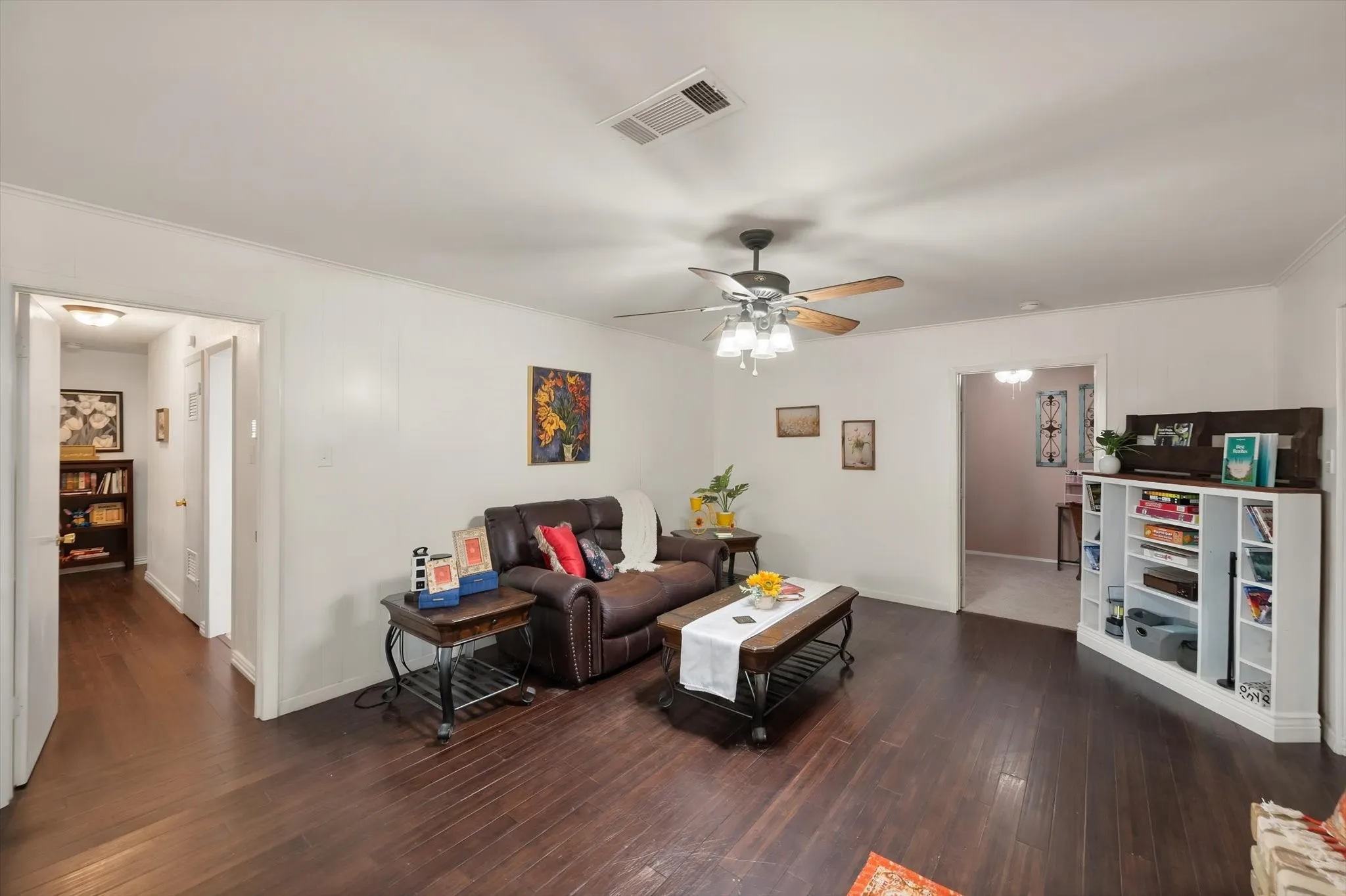 Single Family Residence For Sale in Tarrant County , 1012 Keith Drive, Hurst, Texas 76053, 4 Bedroom, 2 Bathroom, 2 Garage spaces, 1,998 Sqft, built in 1965, mls#21405688, Real Estate Agent in Hurst, Homes For Sale in Tarrant county, Homes For Sale in Hurst, Realtor in Hurst Texas, Real Estate Brokerage Independent Realty Texas, Luminita Cordes Realtor
