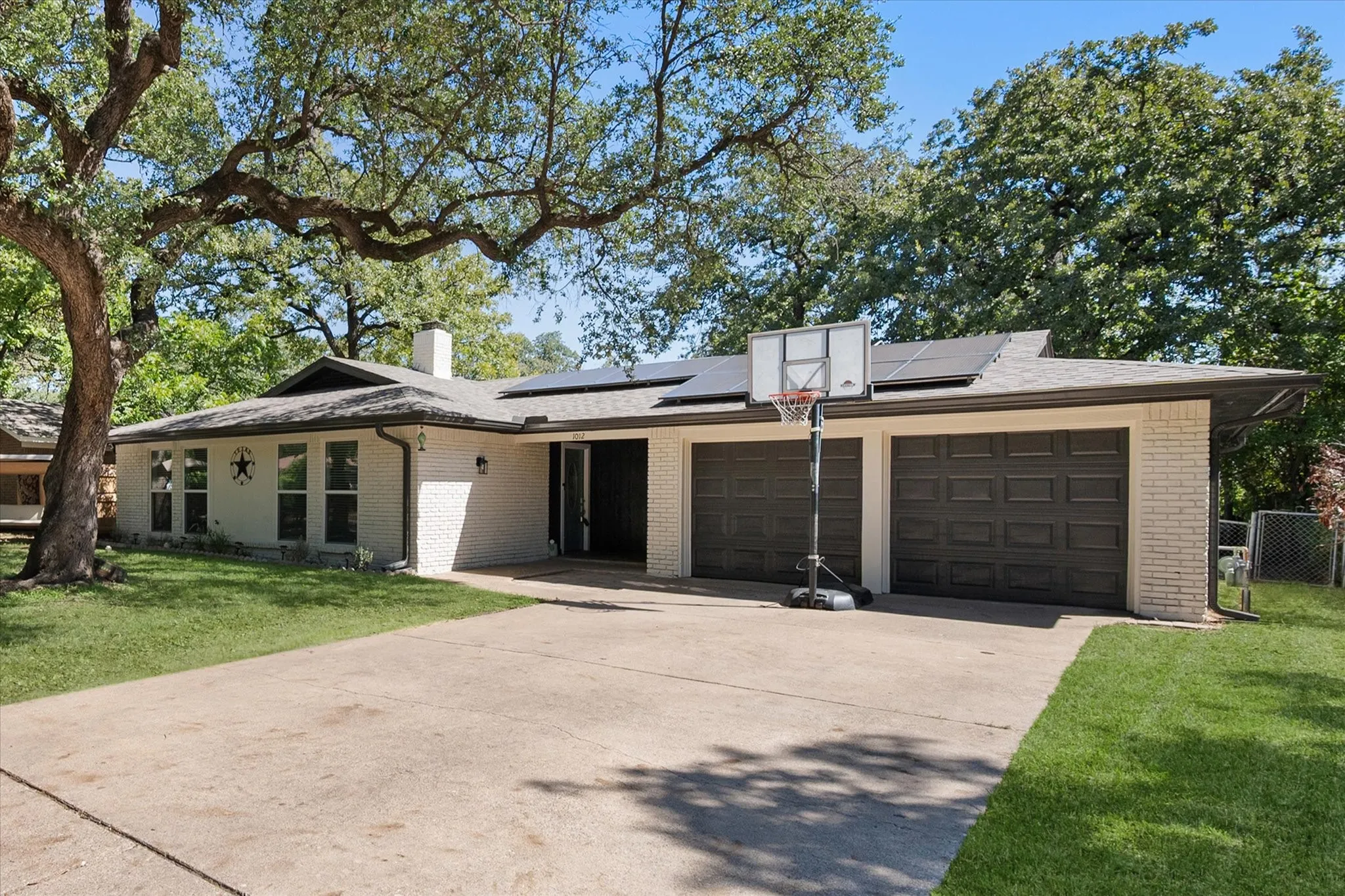 Single Family Residence For Sale in Tarrant County , 1012 Keith Drive, Hurst, Texas 76053, 4 Bedroom, 2 Bathroom, 2 Garage spaces, 1,998 Sqft, built in 1965, mls#21405688, Real Estate Agent in Hurst, Homes For Sale in Tarrant county, Homes For Sale in Hurst, Realtor in Hurst Texas, Real Estate Brokerage Independent Realty Texas, Luminita Cordes Realtor