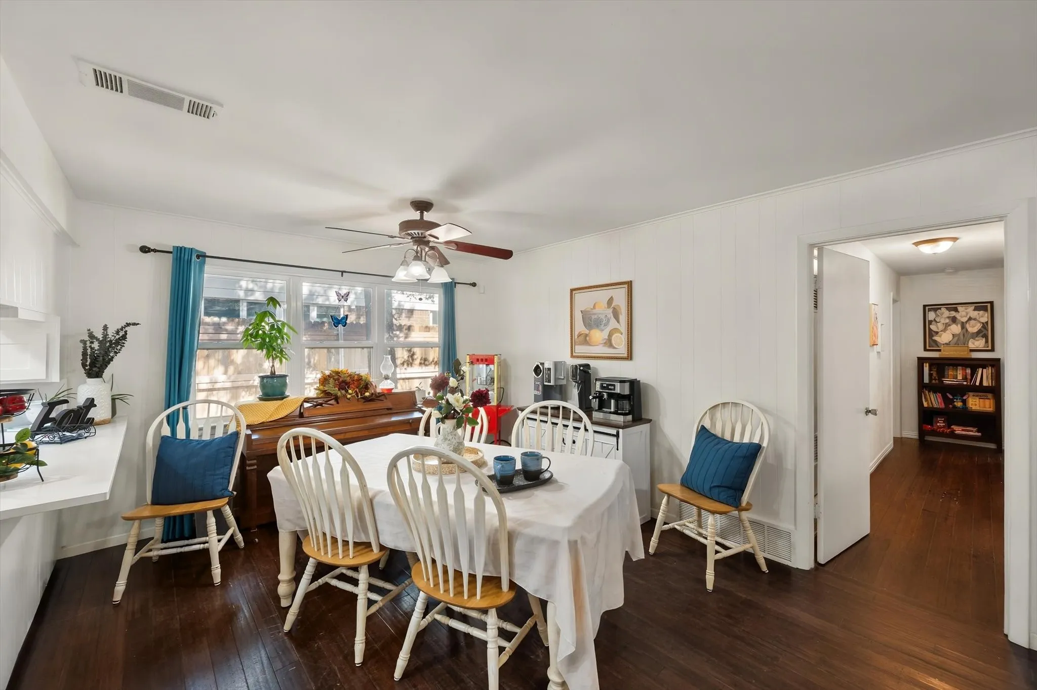 Single Family Residence For Sale in Tarrant County , 1012 Keith Drive, Hurst, Texas 76053, 4 Bedroom, 2 Bathroom, 2 Garage spaces, 1,998 Sqft, built in 1965, mls#21405688, Real Estate Agent in Hurst, Homes For Sale in Tarrant county, Homes For Sale in Hurst, Realtor in Hurst Texas, Real Estate Brokerage Independent Realty Texas, Luminita Cordes Realtor