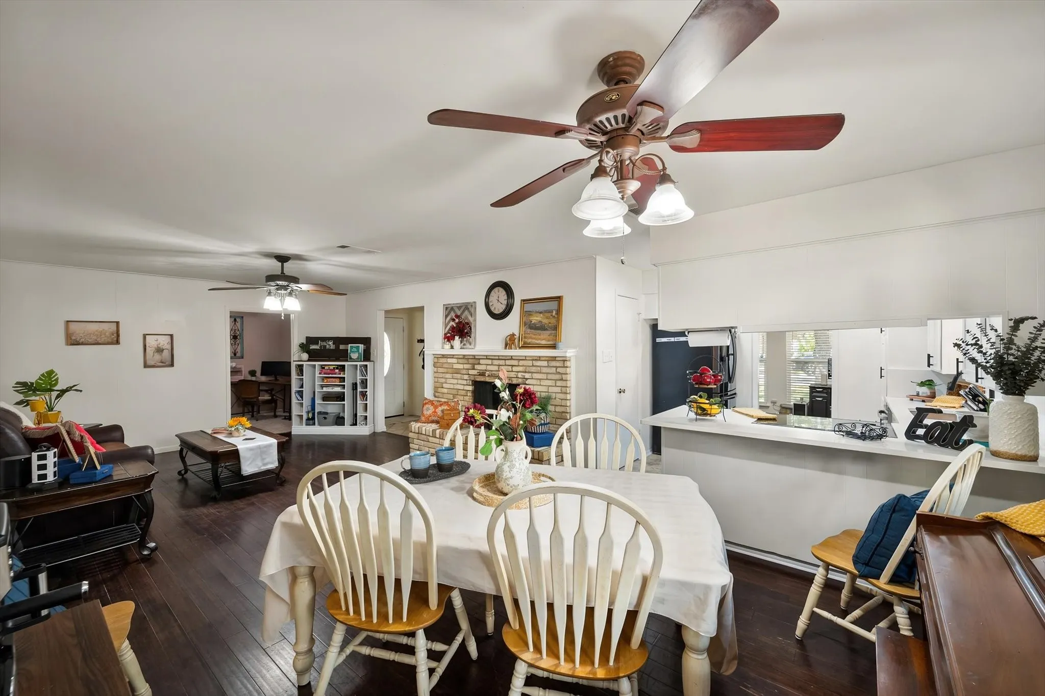 Single Family Residence For Sale in Tarrant County , 1012 Keith Drive, Hurst, Texas 76053, 4 Bedroom, 2 Bathroom, 2 Garage spaces, 1,998 Sqft, built in 1965, mls#21405688, Real Estate Agent in Hurst, Homes For Sale in Tarrant county, Homes For Sale in Hurst, Realtor in Hurst Texas, Real Estate Brokerage Independent Realty Texas, Luminita Cordes Realtor