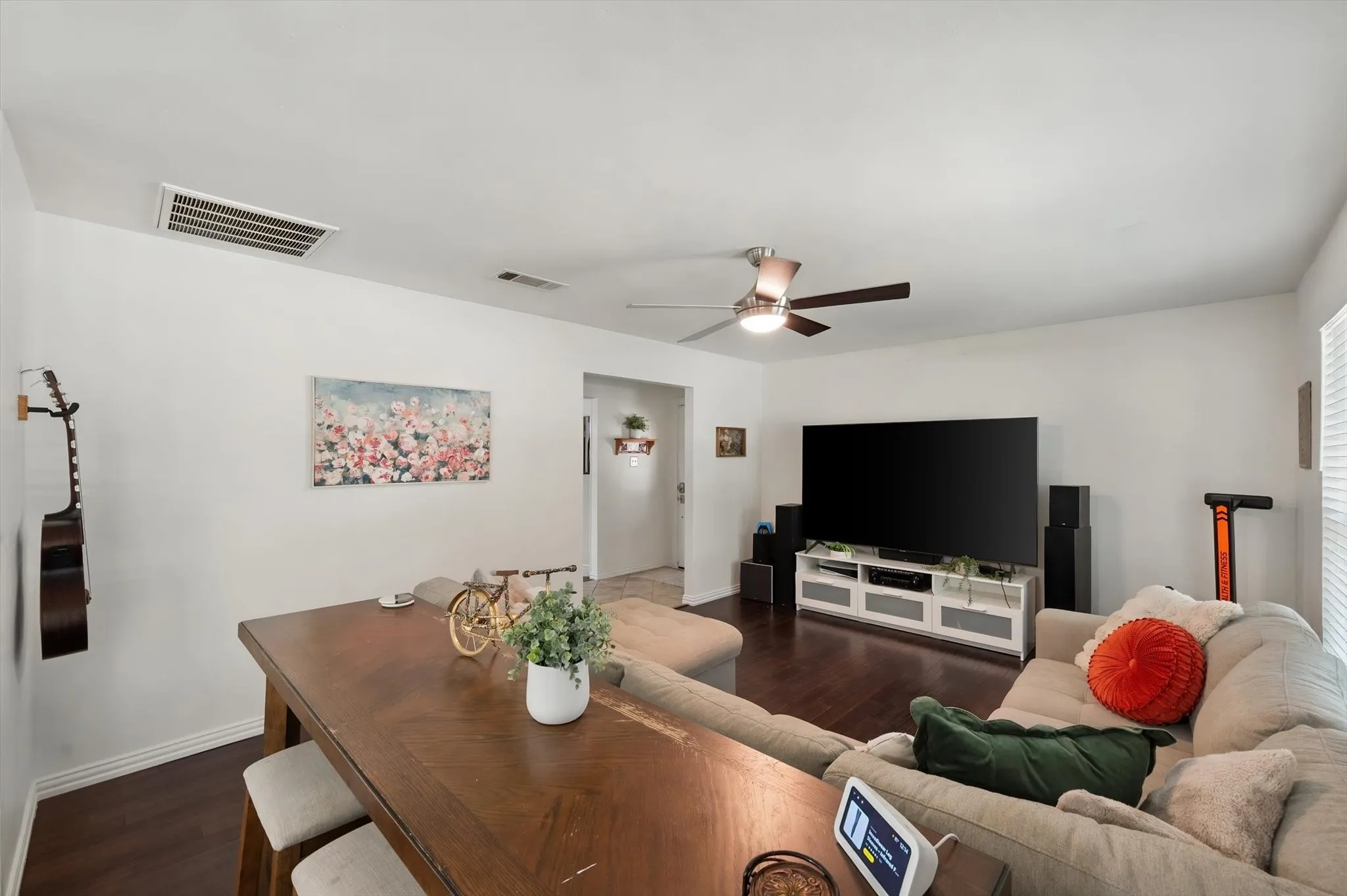 Single Family Residence For Sale in Tarrant County , 1012 Keith Drive, Hurst, Texas 76053, 4 Bedroom, 2 Bathroom, 2 Garage spaces, 1,998 Sqft, built in 1965, mls#21405688, Real Estate Agent in Hurst, Homes For Sale in Tarrant county, Homes For Sale in Hurst, Realtor in Hurst Texas, Real Estate Brokerage Independent Realty Texas, Luminita Cordes Realtor