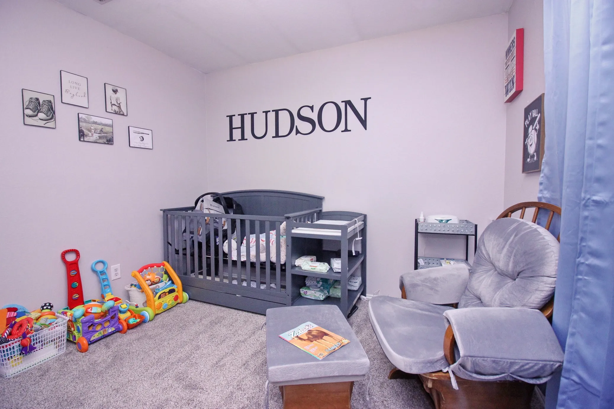 Plush carpet flooring and neutral wall tones
