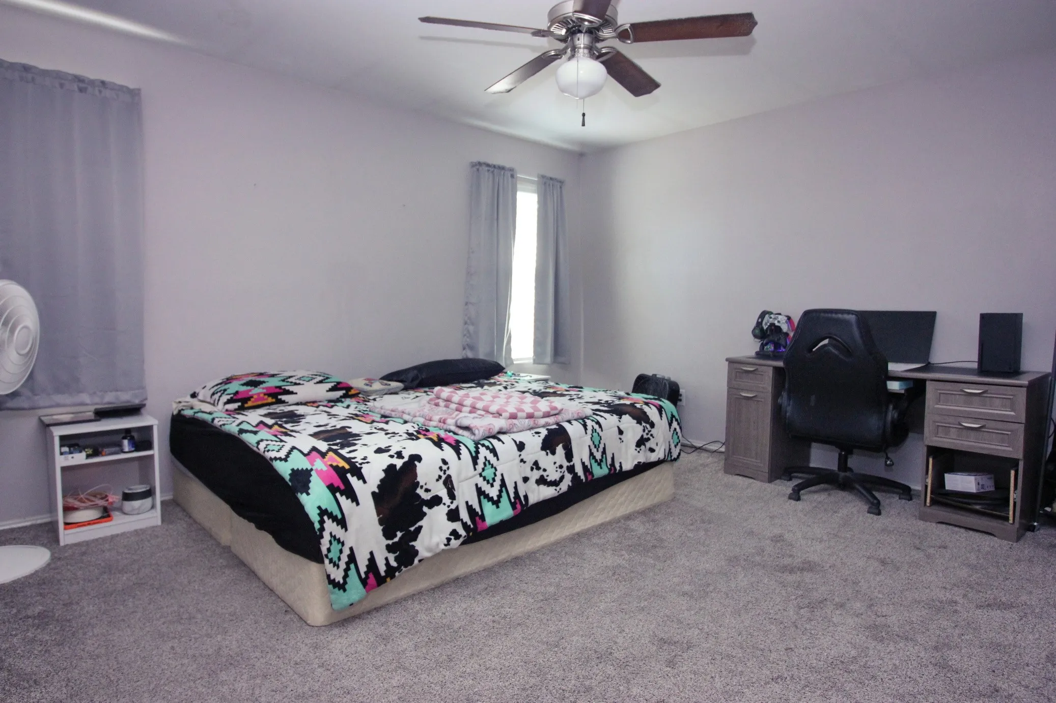 Primary bedroom walk in closet, celing fan