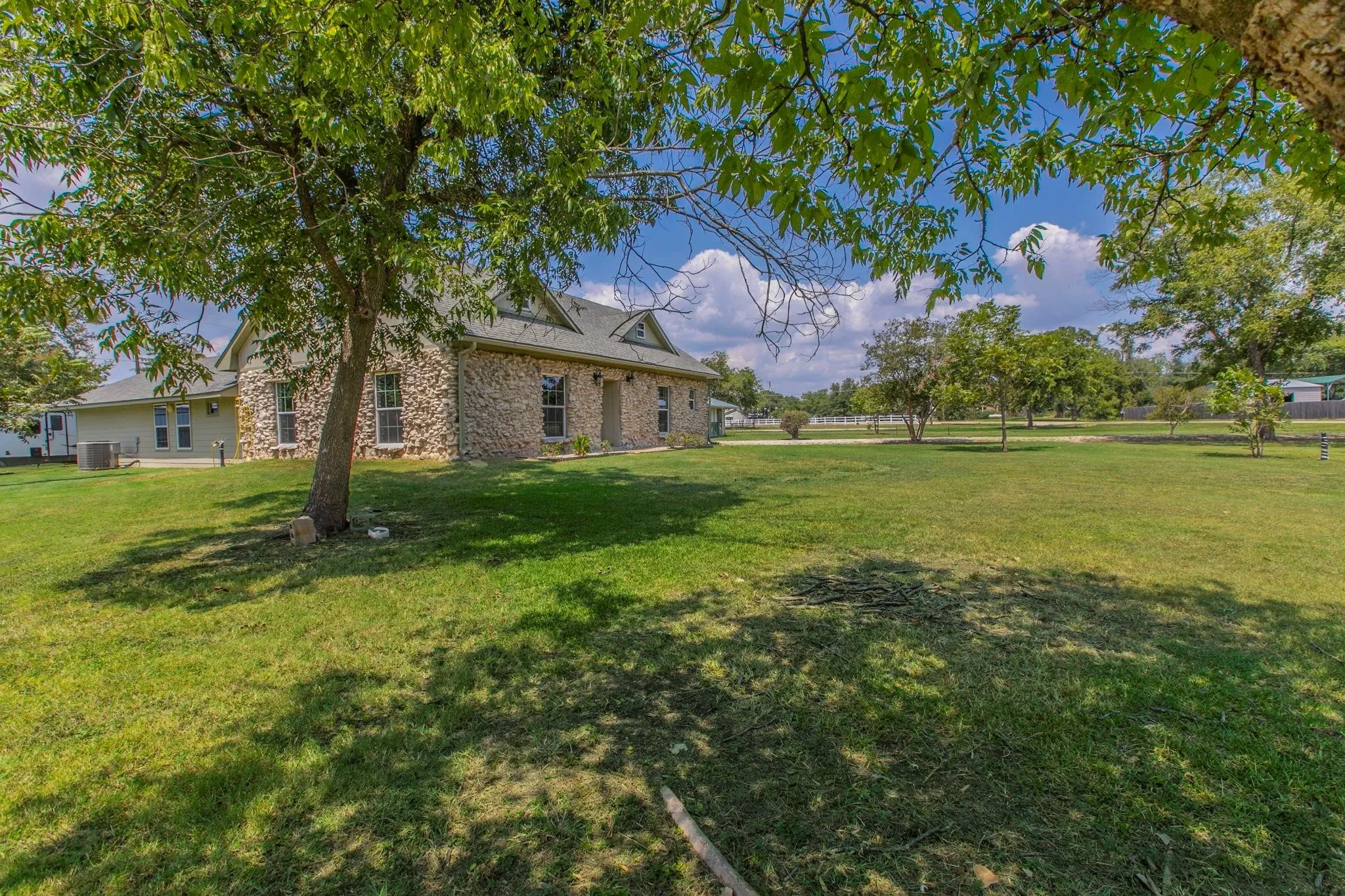 Single Family Residence For Rent in Mc Lennan County , 768 Elmwood Drive, Woodway, Texas 76712, 4 Bedroom, 3 Bathroom, Garage spaces, 2,920 Sqft, built in 1963, mls#21405993, Real Estate Agent in Woodway, Homes For Rent in Mc Lennan county, Homes For Rent in Woodway, Realtor in Woodway Texas, Real Estate Brokerage Independent Realty Texas, Luminita Cordes Realtor