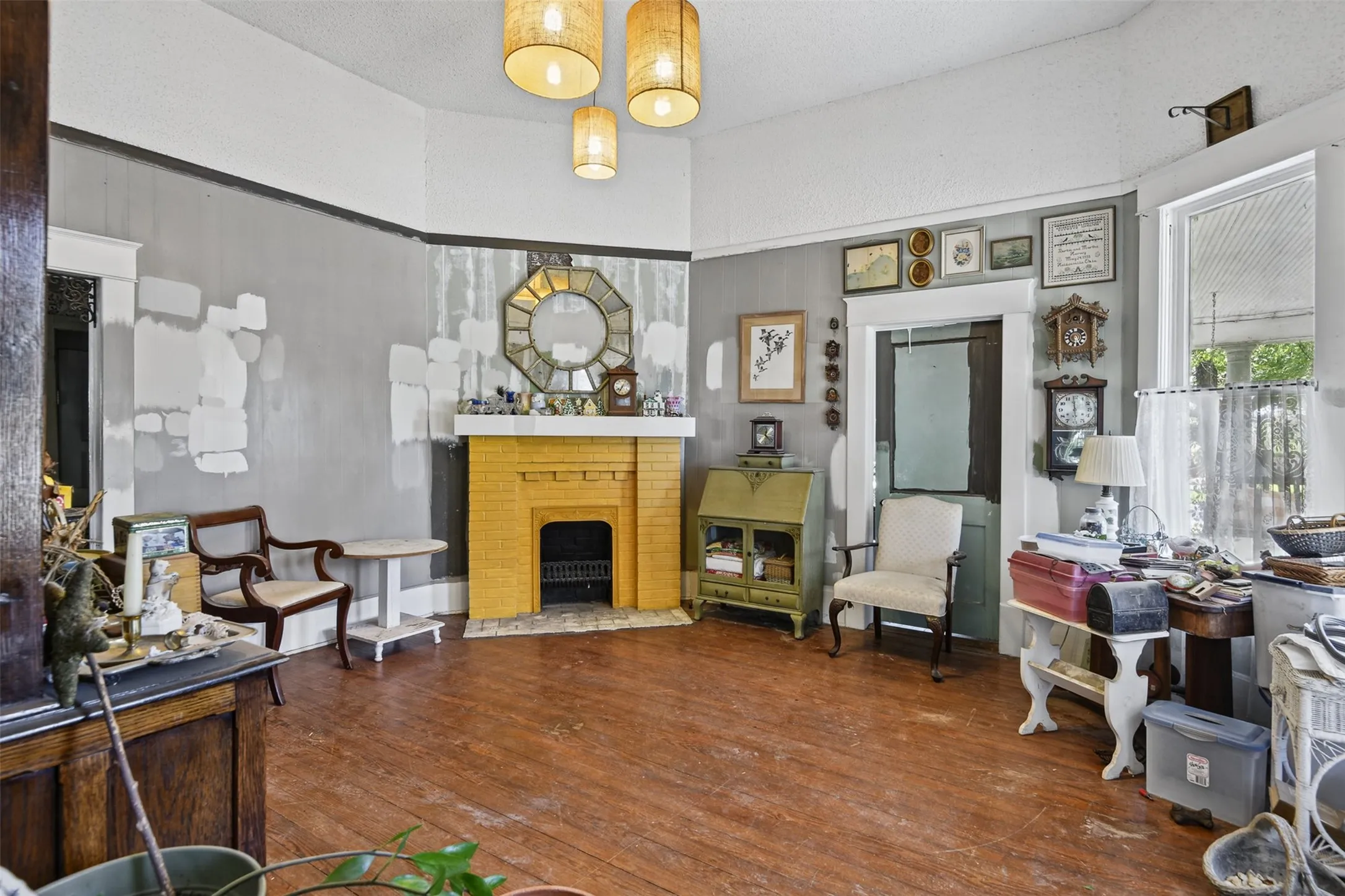 Single Family Residence For Sale in Ellis County , 234 S Ward Street, Italy, Texas 76651, 3 Bedroom, 2 Bathroom, Garage spaces, 2,359 Sqft, built in 1930, mls#21403618, Real Estate Agent in Italy, Homes For Sale in Ellis county, Homes For Sale in Italy, Realtor in Italy Texas, Real Estate Brokerage Independent Realty Texas, Luminita Cordes Realtor