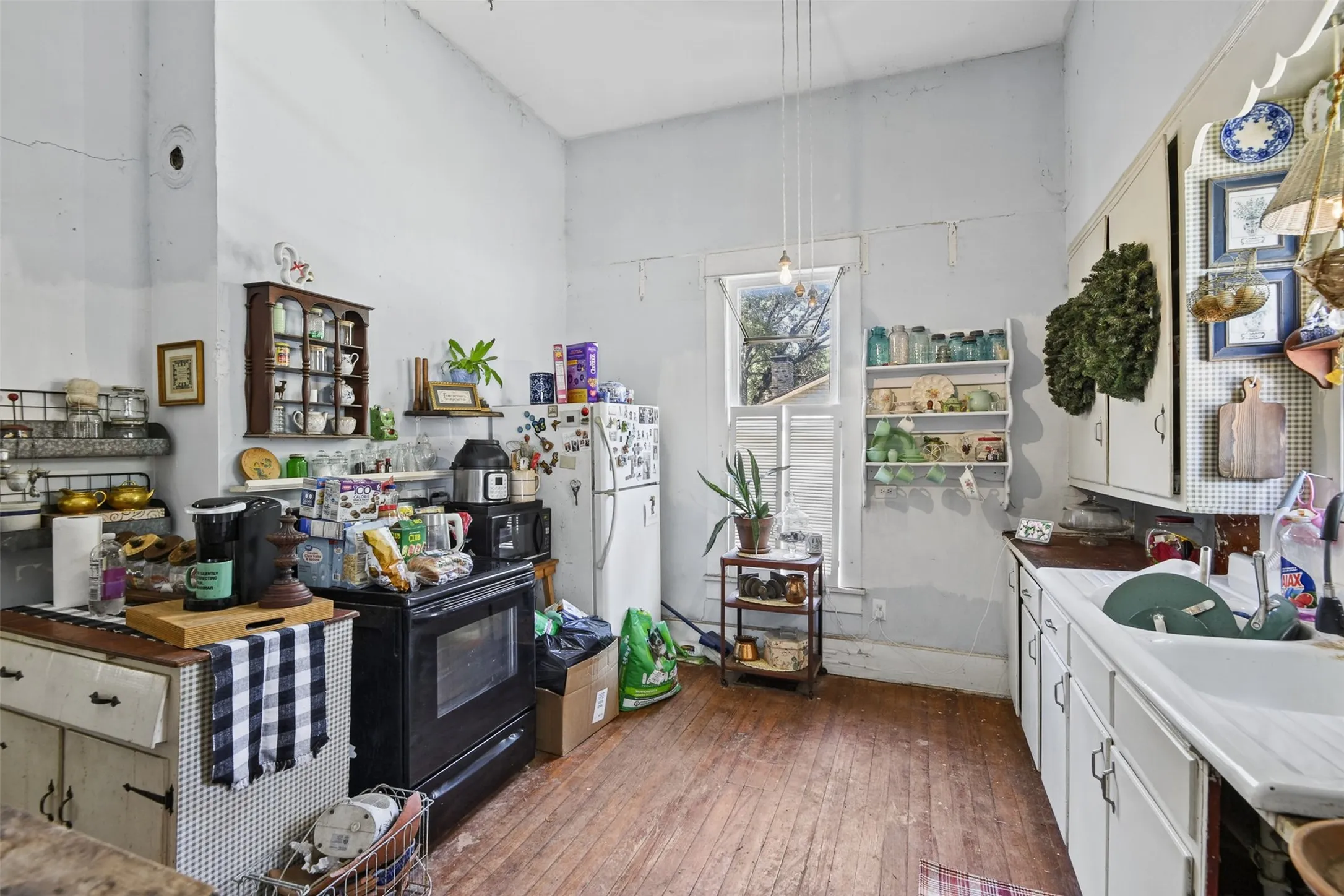 Single Family Residence For Sale in Ellis County , 234 S Ward Street, Italy, Texas 76651, 3 Bedroom, 2 Bathroom, Garage spaces, 2,359 Sqft, built in 1930, mls#21403618, Real Estate Agent in Italy, Homes For Sale in Ellis county, Homes For Sale in Italy, Realtor in Italy Texas, Real Estate Brokerage Independent Realty Texas, Luminita Cordes Realtor