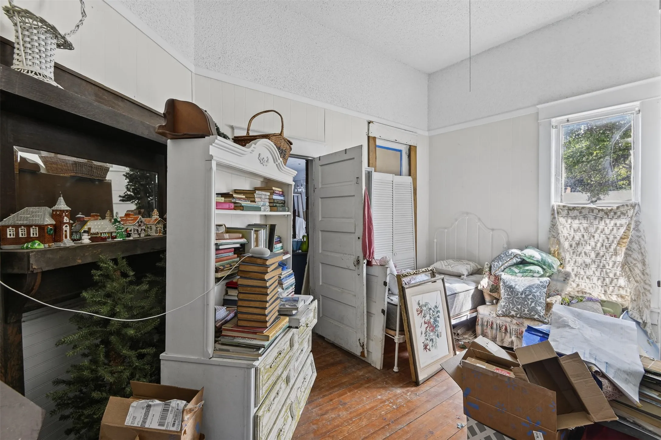 Single Family Residence For Sale in Ellis County , 234 S Ward Street, Italy, Texas 76651, 3 Bedroom, 2 Bathroom, Garage spaces, 2,359 Sqft, built in 1930, mls#21403618, Real Estate Agent in Italy, Homes For Sale in Ellis county, Homes For Sale in Italy, Realtor in Italy Texas, Real Estate Brokerage Independent Realty Texas, Luminita Cordes Realtor