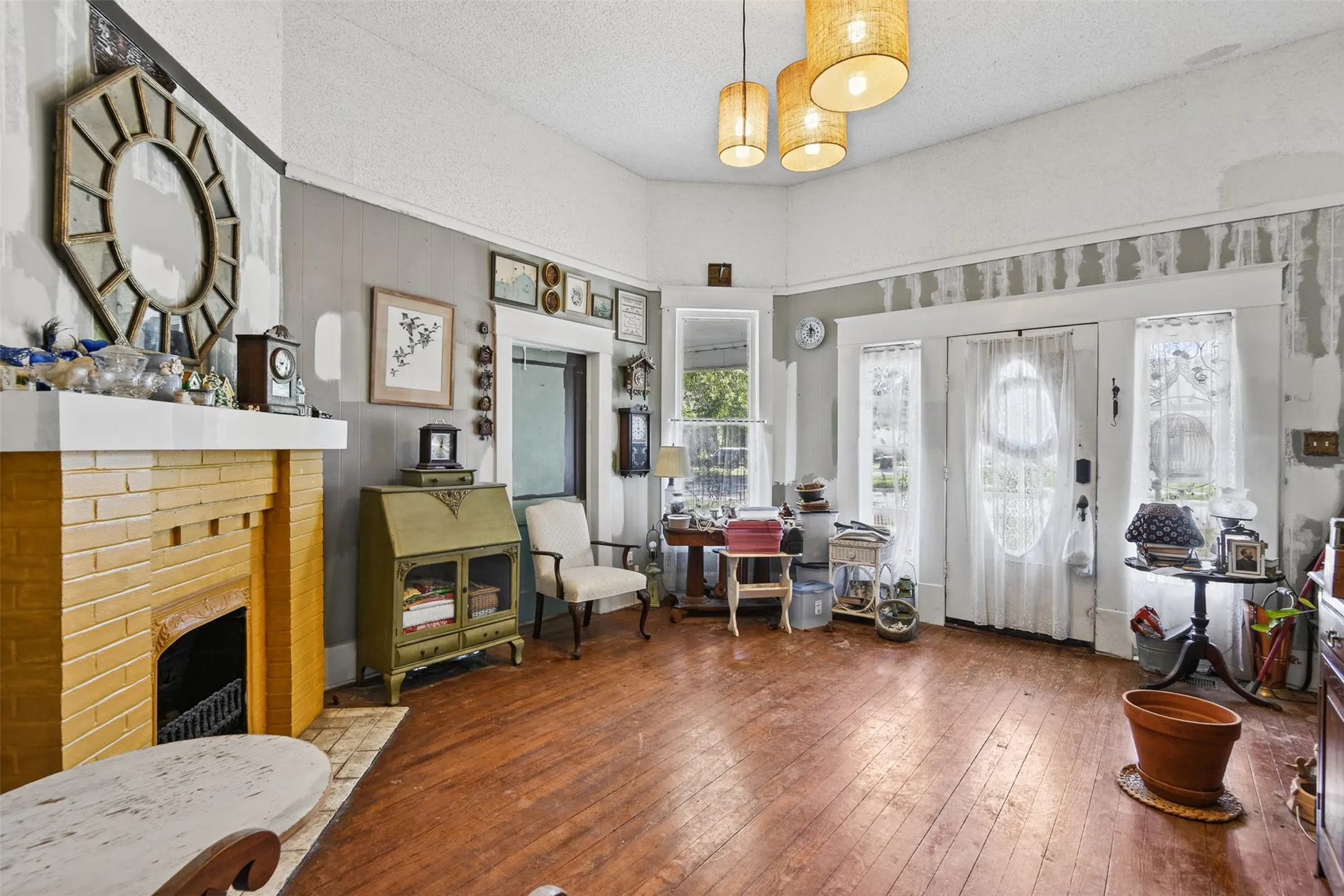 Single Family Residence For Sale in Ellis County , 234 S Ward Street, Italy, Texas 76651, 3 Bedroom, 2 Bathroom, Garage spaces, 2,359 Sqft, built in 1930, mls#21403618, Real Estate Agent in Italy, Homes For Sale in Ellis county, Homes For Sale in Italy, Realtor in Italy Texas, Real Estate Brokerage Independent Realty Texas, Luminita Cordes Realtor