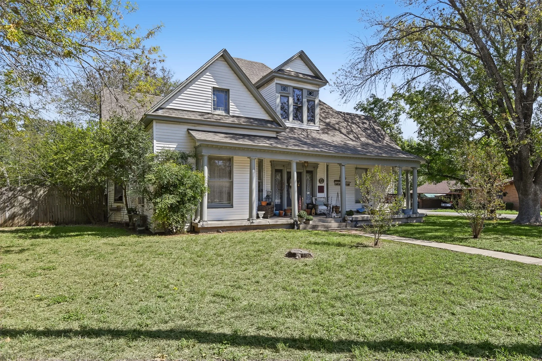 Single Family Residence For Sale in Ellis County , 234 S Ward Street, Italy, Texas 76651, 3 Bedroom, 2 Bathroom, Garage spaces, 2,359 Sqft, built in 1930, mls#21403618, Real Estate Agent in Italy, Homes For Sale in Ellis county, Homes For Sale in Italy, Realtor in Italy Texas, Real Estate Brokerage Independent Realty Texas, Luminita Cordes Realtor