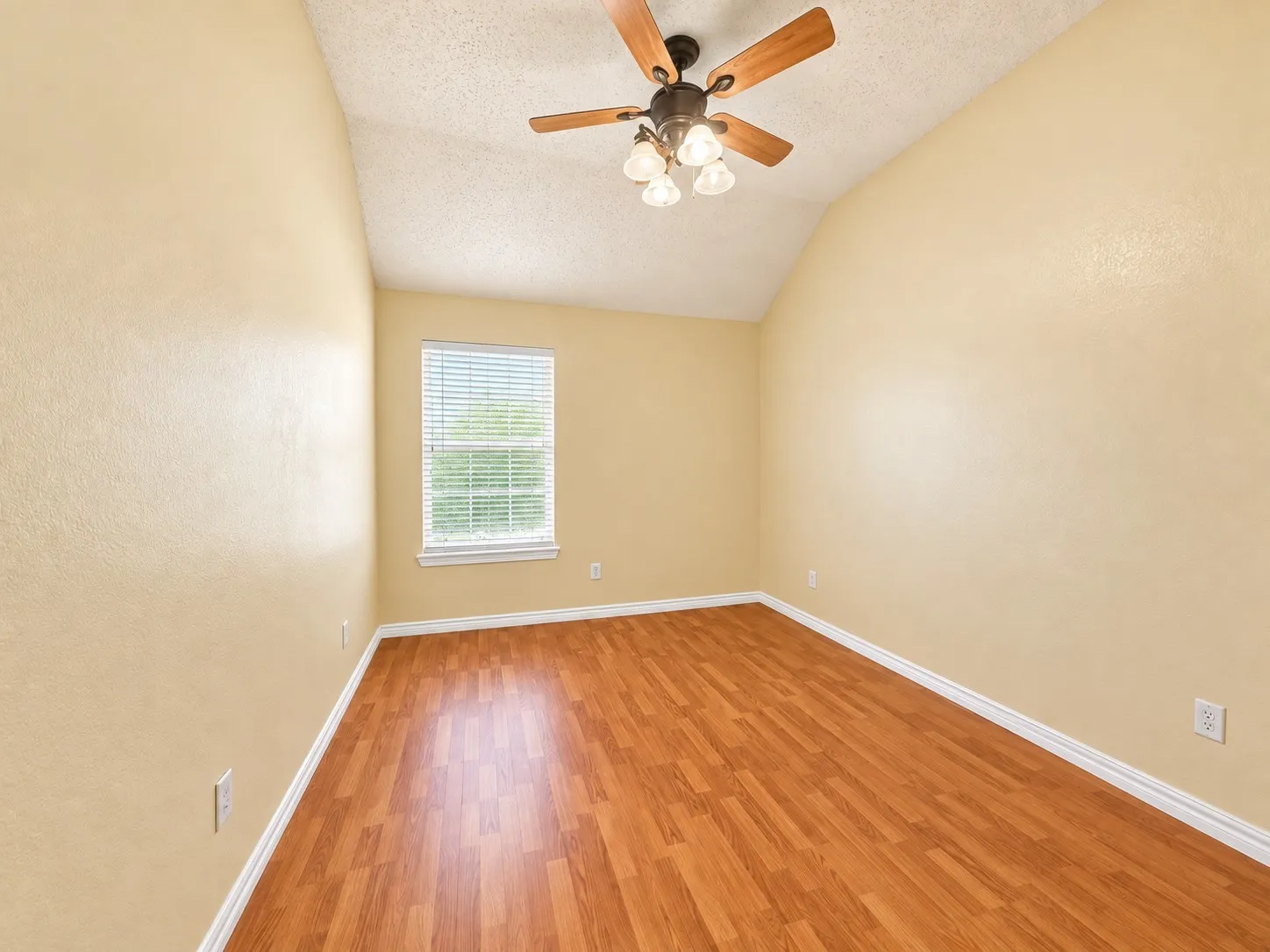 Single Family Residence For Rent in Tarrant County , 4625 Marguerite Lane, Fort Worth, Texas 76123, 4 Bedroom, 2 Bathroom, 2 Garage spaces, 2,193 Sqft, built in 2003, mls#21405985, Real Estate Agent in Fort Worth, Homes For Rent in Tarrant county, Homes For Rent in Fort Worth, Realtor in Fort Worth Texas, Real Estate Brokerage Independent Realty Texas, Luminita Cordes Realtor