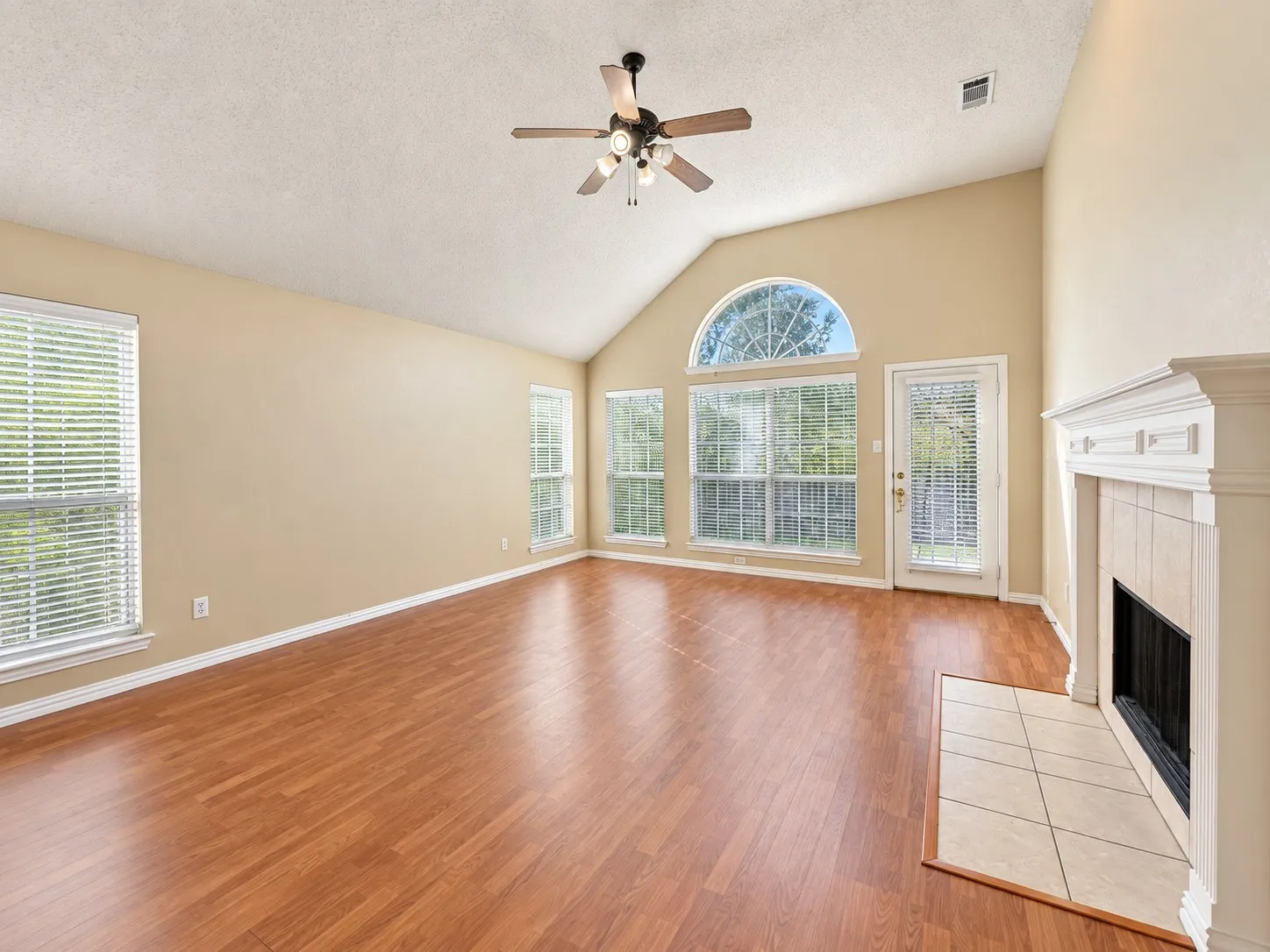 Single Family Residence For Rent in Tarrant County , 4625 Marguerite Lane, Fort Worth, Texas 76123, 4 Bedroom, 2 Bathroom, 2 Garage spaces, 2,193 Sqft, built in 2003, mls#21405985, Real Estate Agent in Fort Worth, Homes For Rent in Tarrant county, Homes For Rent in Fort Worth, Realtor in Fort Worth Texas, Real Estate Brokerage Independent Realty Texas, Luminita Cordes Realtor