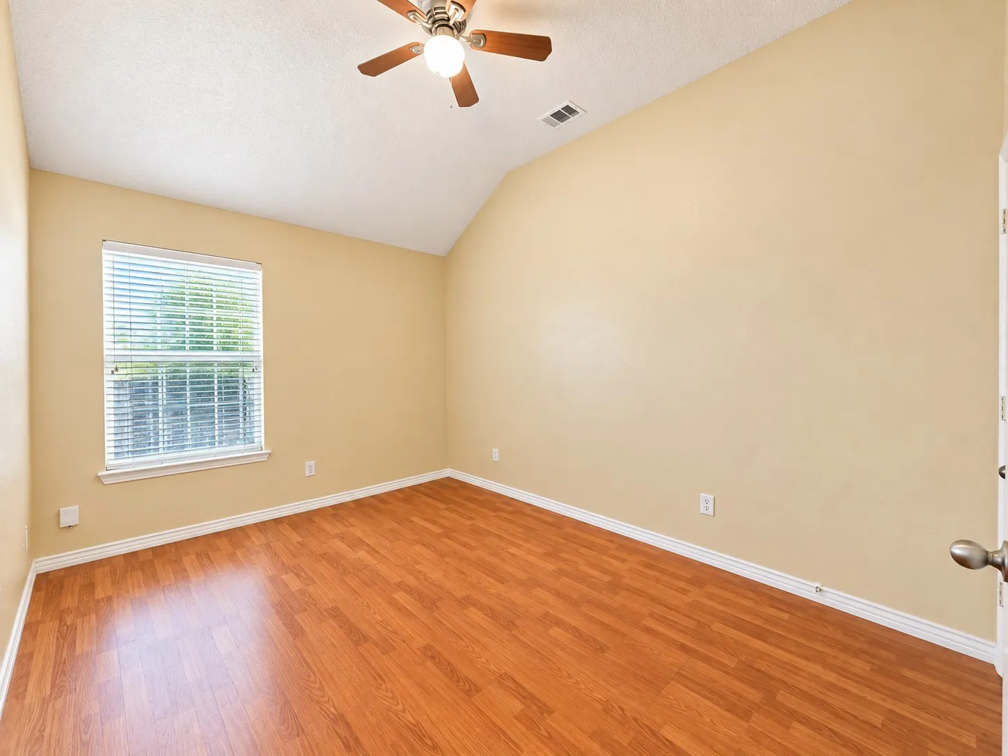 Single Family Residence For Rent in Tarrant County , 4625 Marguerite Lane, Fort Worth, Texas 76123, 4 Bedroom, 2 Bathroom, 2 Garage spaces, 2,193 Sqft, built in 2003, mls#21405985, Real Estate Agent in Fort Worth, Homes For Rent in Tarrant county, Homes For Rent in Fort Worth, Realtor in Fort Worth Texas, Real Estate Brokerage Independent Realty Texas, Luminita Cordes Realtor