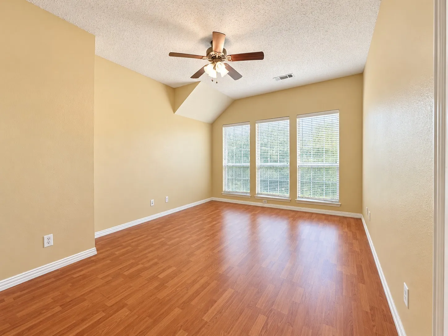 Single Family Residence For Rent in Tarrant County , 4625 Marguerite Lane, Fort Worth, Texas 76123, 4 Bedroom, 2 Bathroom, 2 Garage spaces, 2,193 Sqft, built in 2003, mls#21405985, Real Estate Agent in Fort Worth, Homes For Rent in Tarrant county, Homes For Rent in Fort Worth, Realtor in Fort Worth Texas, Real Estate Brokerage Independent Realty Texas, Luminita Cordes Realtor