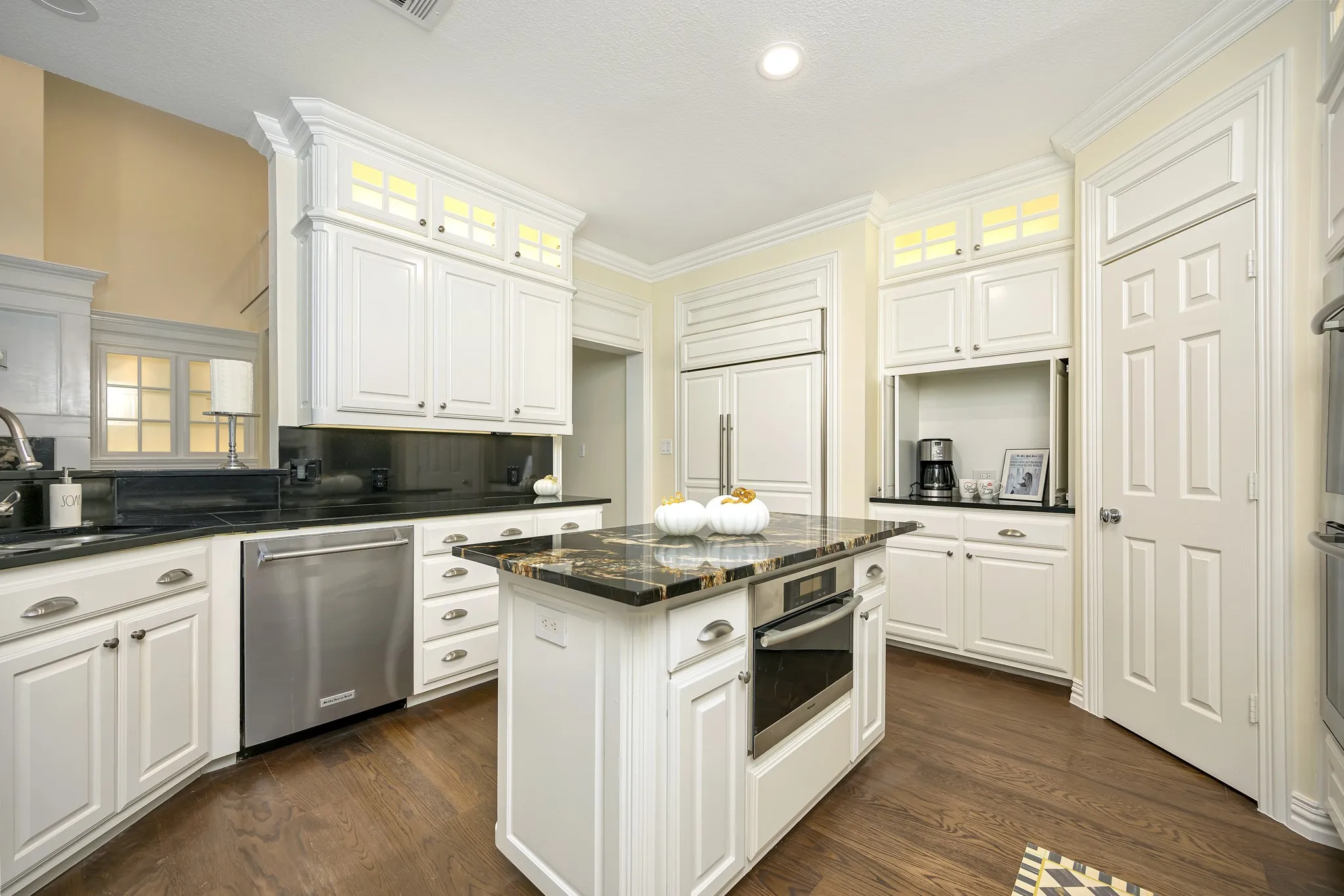 Single Family Residence For Sale in Tarrant County , 6214 Tiffany Oaks Lane, Arlington, Texas 76016, 4 Bedroom, 4 Bathroom, 2 Garage spaces, 3,610 Sqft, built in 1994, mls#21397785, Real Estate Agent in Arlington, Homes For Sale in Tarrant county, Homes For Sale in Arlington, Realtor in Arlington Texas, Real Estate Brokerage Independent Realty Texas, Luminita Cordes Realtor