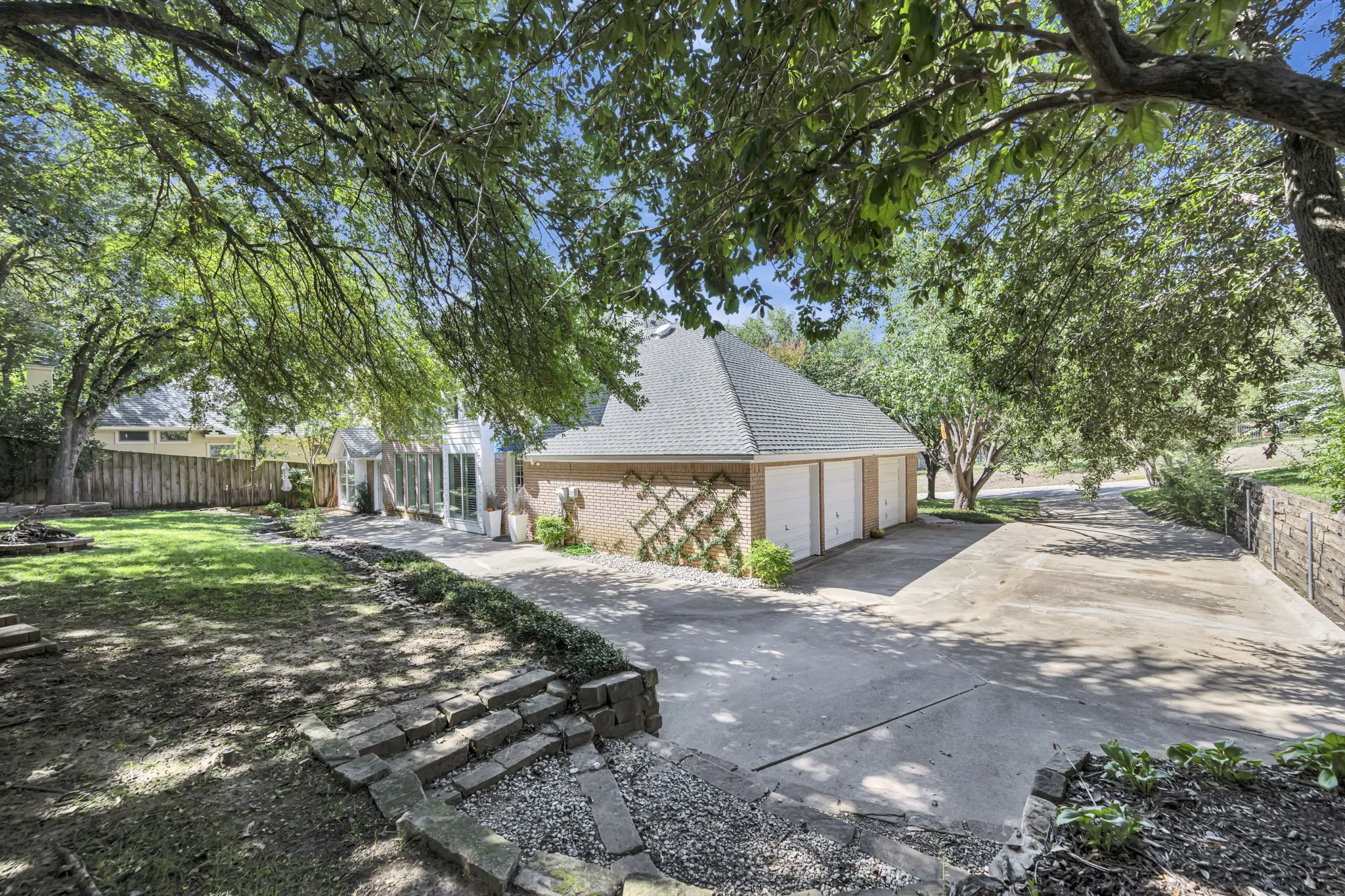 Single Family Residence For Sale in Tarrant County , 6214 Tiffany Oaks Lane, Arlington, Texas 76016, 4 Bedroom, 4 Bathroom, 2 Garage spaces, 3,610 Sqft, built in 1994, mls#21397785, Real Estate Agent in Arlington, Homes For Sale in Tarrant county, Homes For Sale in Arlington, Realtor in Arlington Texas, Real Estate Brokerage Independent Realty Texas, Luminita Cordes Realtor