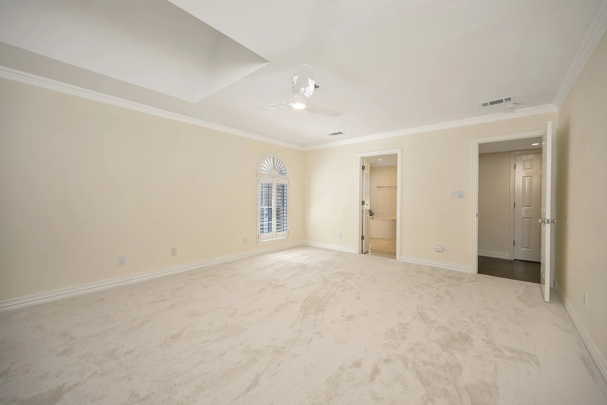 Single Family Residence For Sale in Tarrant County , 6214 Tiffany Oaks Lane, Arlington, Texas 76016, 4 Bedroom, 4 Bathroom, 2 Garage spaces, 3,610 Sqft, built in 1994, mls#21397785, Real Estate Agent in Arlington, Homes For Sale in Tarrant county, Homes For Sale in Arlington, Realtor in Arlington Texas, Real Estate Brokerage Independent Realty Texas, Luminita Cordes Realtor