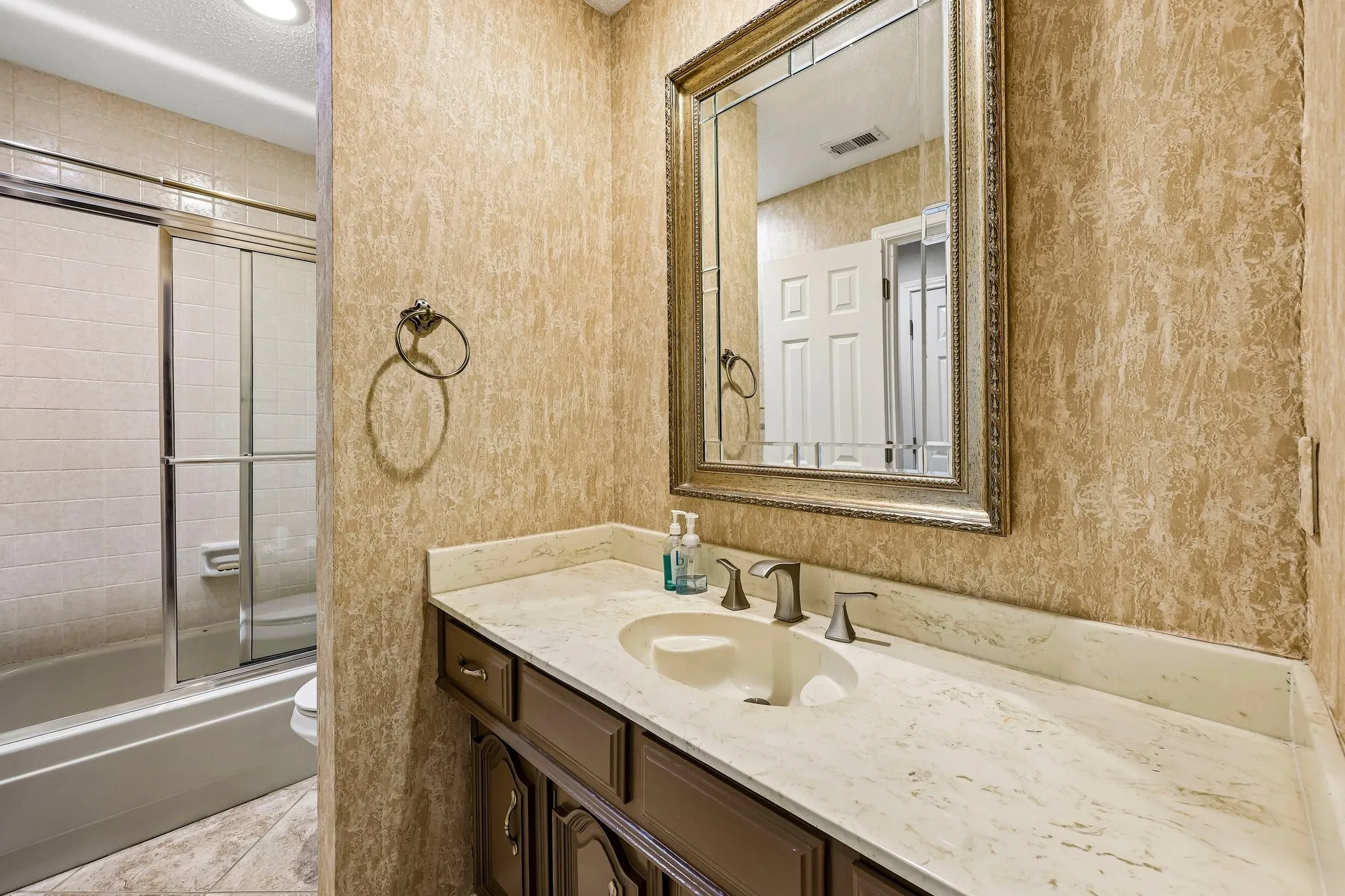 Single Family Residence For Sale in Collin County , 1717 Edgewater Drive, Plano, Texas 75075, 4 Bedroom, 3 Bathroom, 2 Garage spaces, 2,915 Sqft, built in 1980, mls#21393043, Real Estate Agent in Plano, Homes For Sale in Collin county, Homes For Sale in Plano, Realtor in Plano Texas, Real Estate Brokerage Independent Realty Texas, Luminita Cordes Realtor