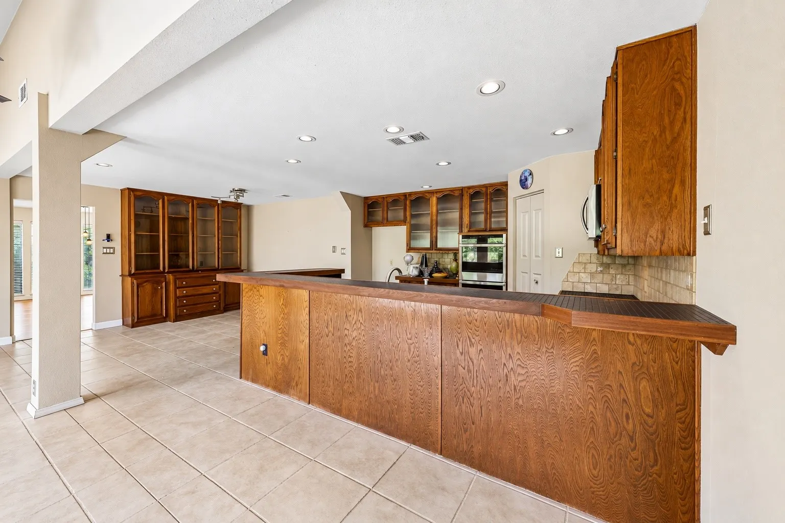 Single Family Residence For Sale in Collin County , 1717 Edgewater Drive, Plano, Texas 75075, 4 Bedroom, 3 Bathroom, 2 Garage spaces, 2,915 Sqft, built in 1980, mls#21393043, Real Estate Agent in Plano, Homes For Sale in Collin county, Homes For Sale in Plano, Realtor in Plano Texas, Real Estate Brokerage Independent Realty Texas, Luminita Cordes Realtor