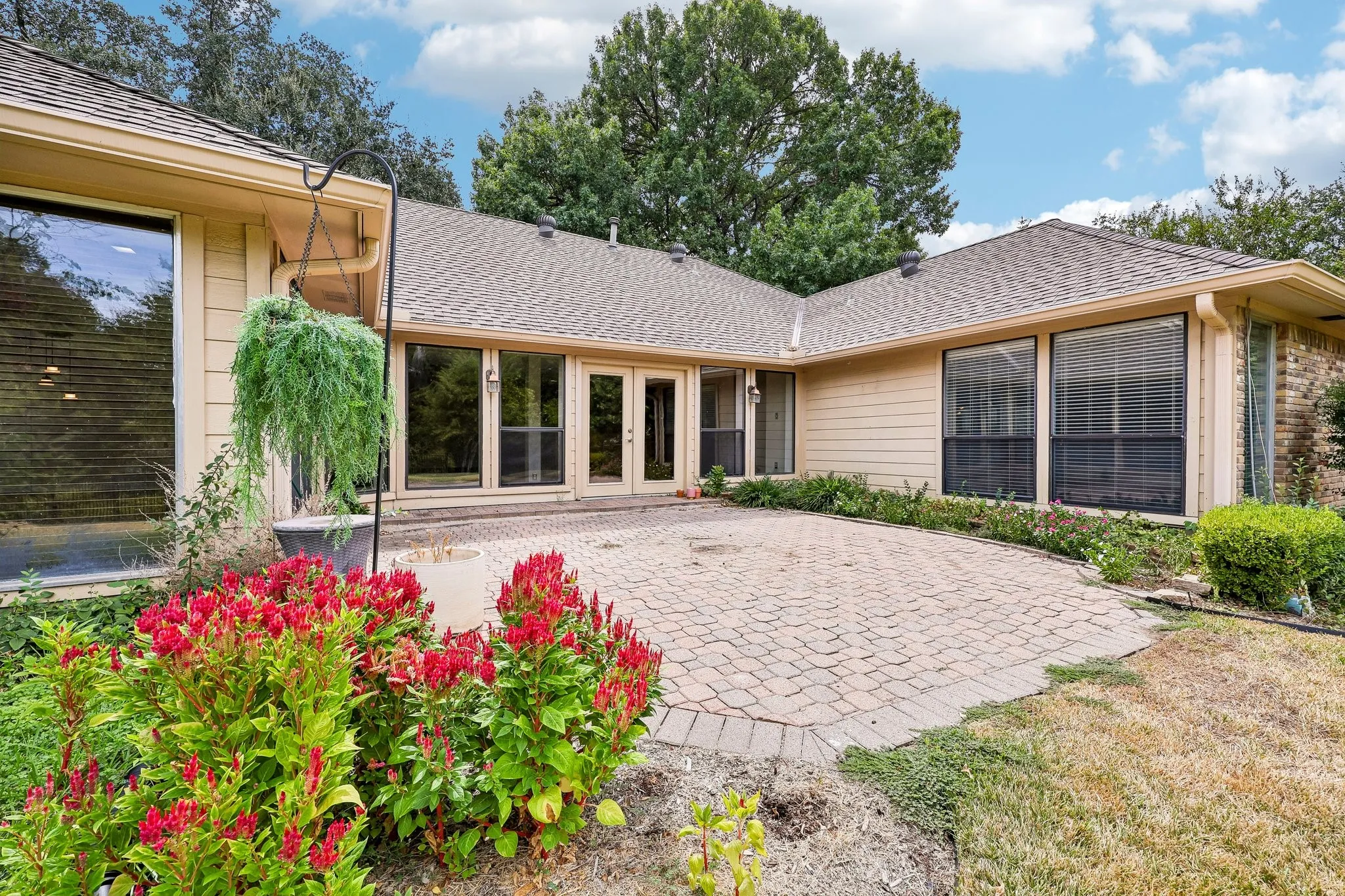 Single Family Residence For Sale in Collin County , 1717 Edgewater Drive, Plano, Texas 75075, 4 Bedroom, 3 Bathroom, 2 Garage spaces, 2,915 Sqft, built in 1980, mls#21393043, Real Estate Agent in Plano, Homes For Sale in Collin county, Homes For Sale in Plano, Realtor in Plano Texas, Real Estate Brokerage Independent Realty Texas, Luminita Cordes Realtor