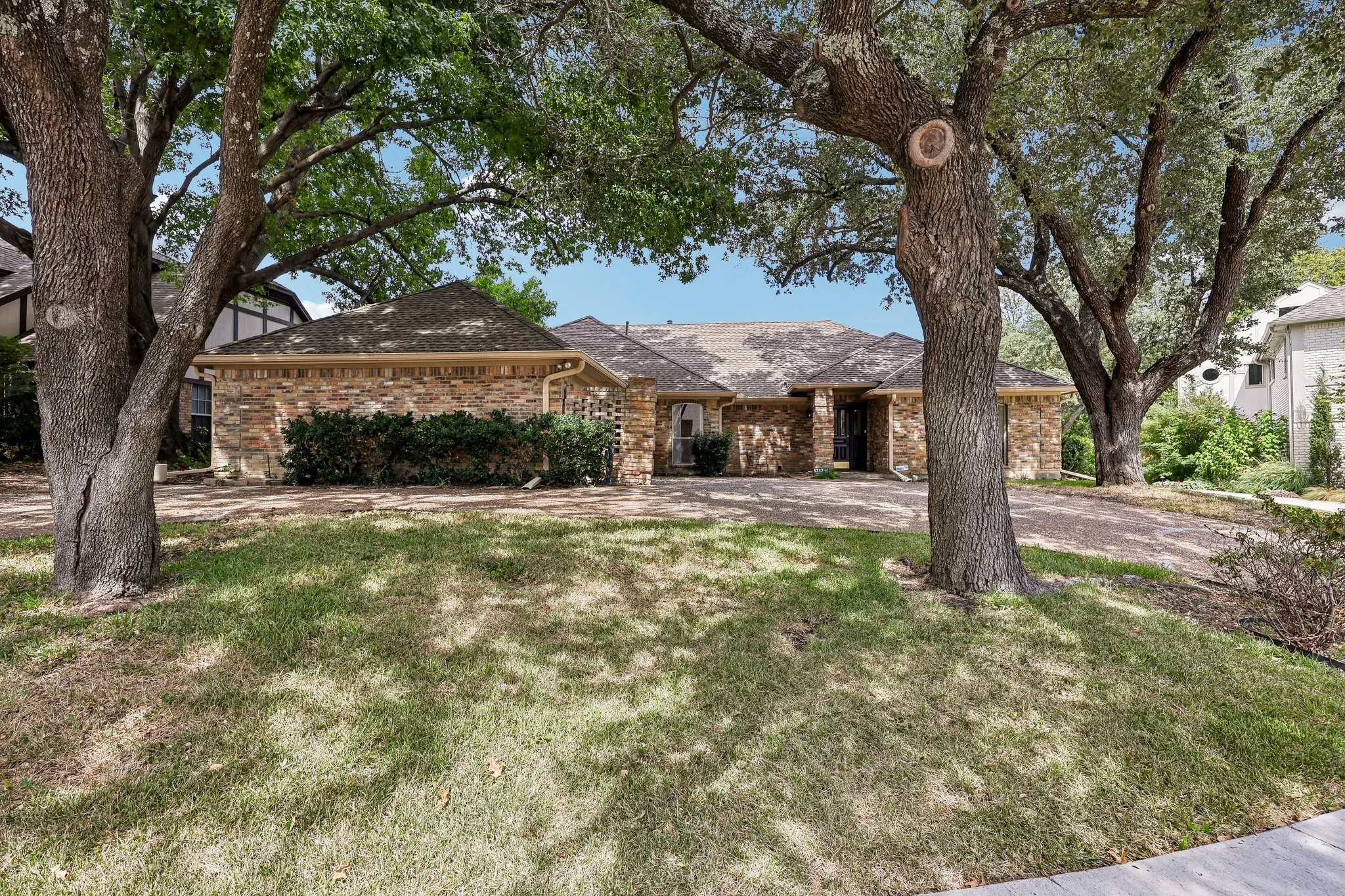 Single Family Residence For Sale in Collin County , 1717 Edgewater Drive, Plano, Texas 75075, 4 Bedroom, 3 Bathroom, 2 Garage spaces, 2,915 Sqft, built in 1980, mls#21393043, Real Estate Agent in Plano, Homes For Sale in Collin county, Homes For Sale in Plano, Realtor in Plano Texas, Real Estate Brokerage Independent Realty Texas, Luminita Cordes Realtor