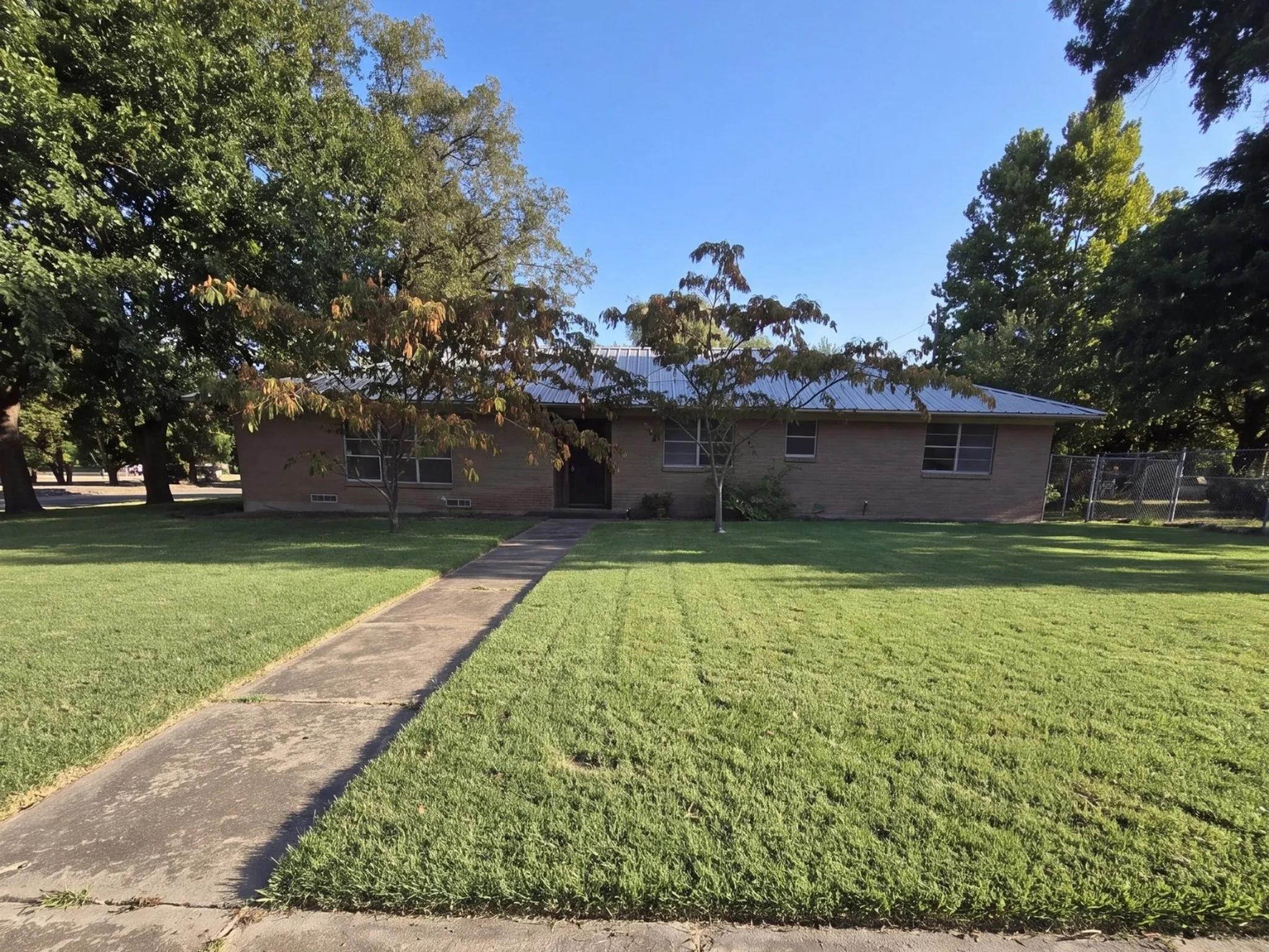 Single Family Residence For Sale in Collin County , 203 HILL Street, Farmersville, Texas 75442, 3 Bedroom, 2 Bathroom, 2 Garage spaces, 3,056 Sqft, built in 1967, mls#21398464, Real Estate Agent in Farmersville, Homes For Sale in Collin county, Homes For Sale in Farmersville, Realtor in Farmersville Texas, Real Estate Brokerage Independent Realty Texas, Luminita Cordes Realtor